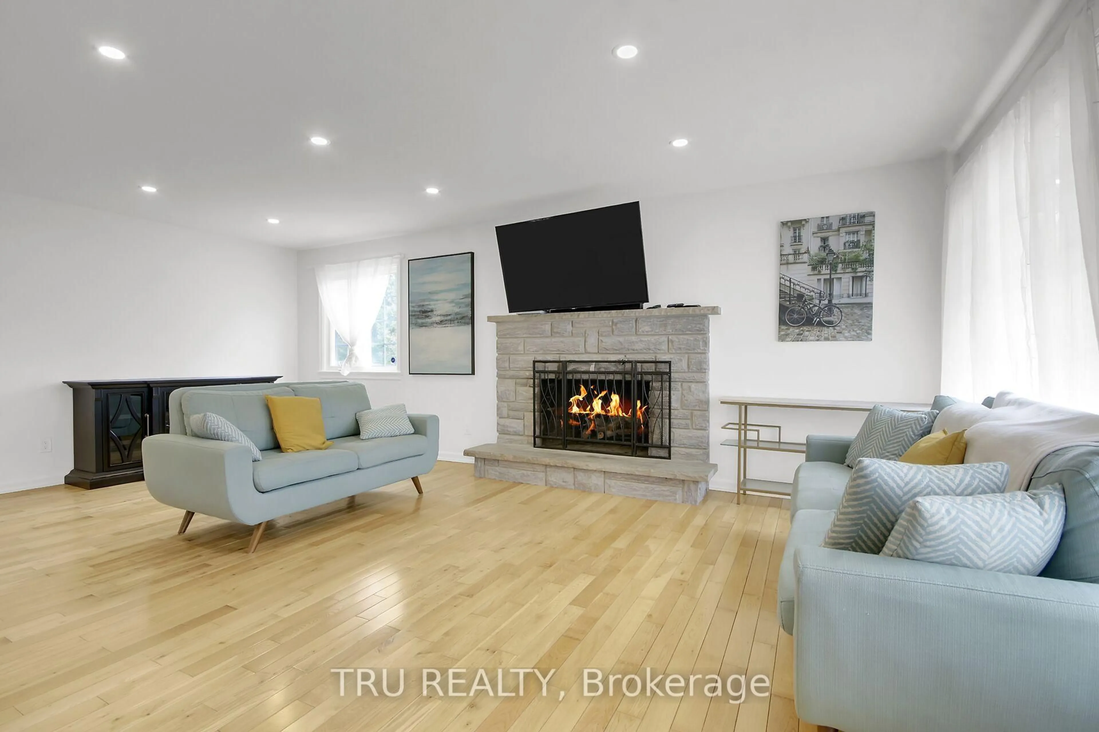 Living room with furniture, unknown for 7038 SHIELDS Dr, Greely Ontario K4P 1A7