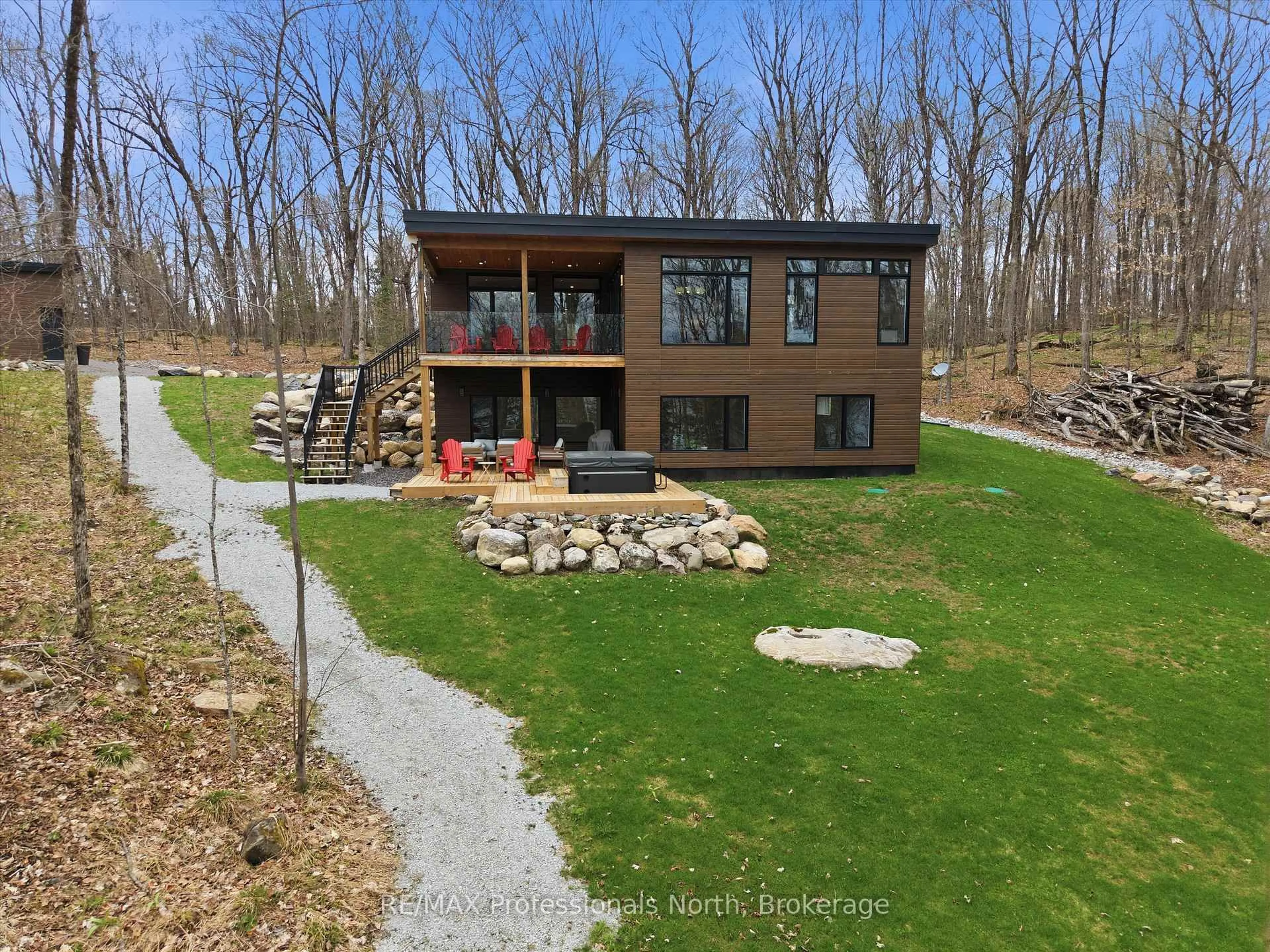 A pic from outside/outdoor area/front of a property/back of a property/a pic from drone, water/lake/river/ocean view for 1011 Old Cottage Rd, Bracebridge Ontario P1L 1X3