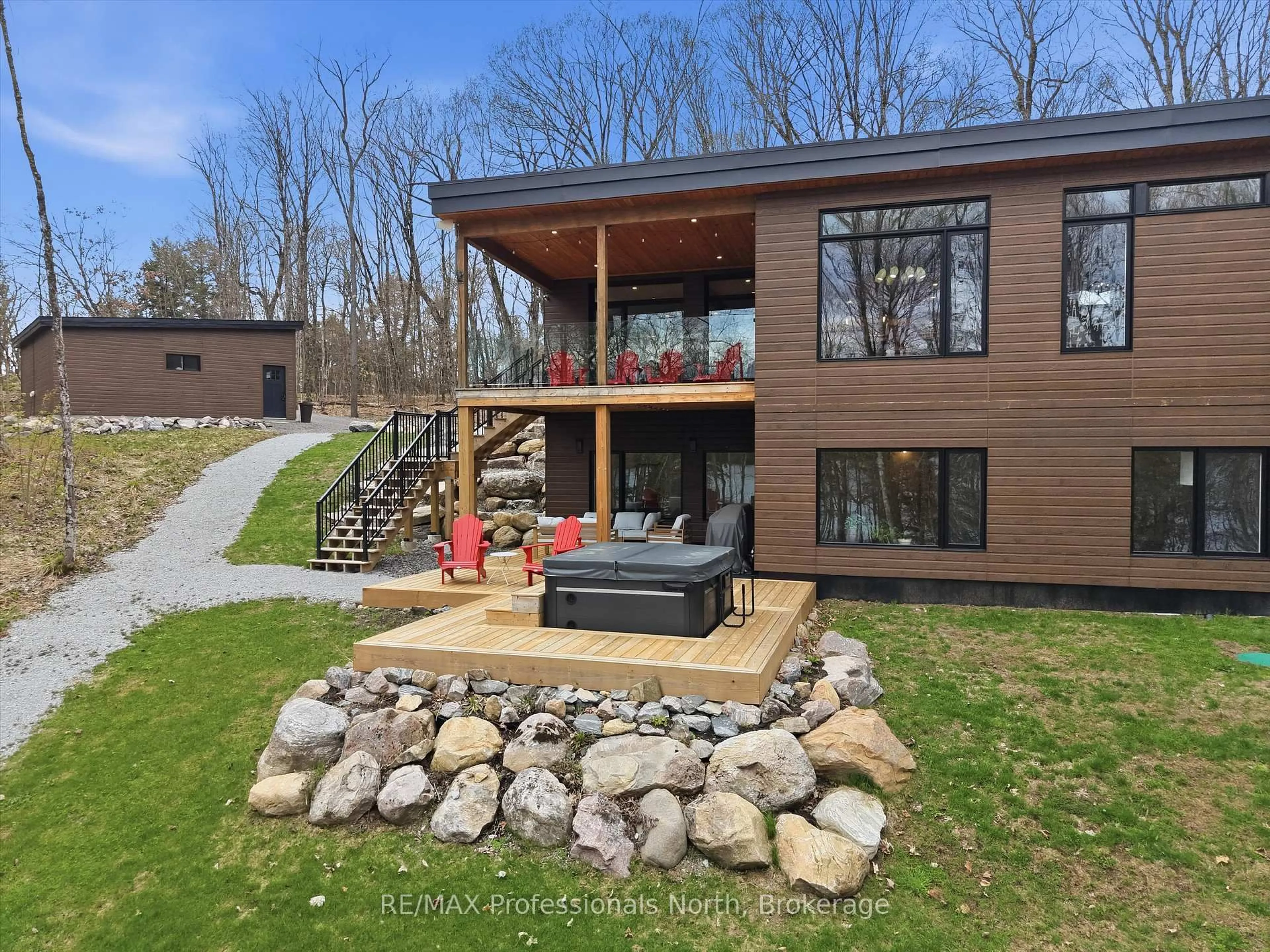 Home with brick exterior material, water/lake/river/ocean view for 1011 Old Cottage Rd, Bracebridge Ontario P1L 1X3