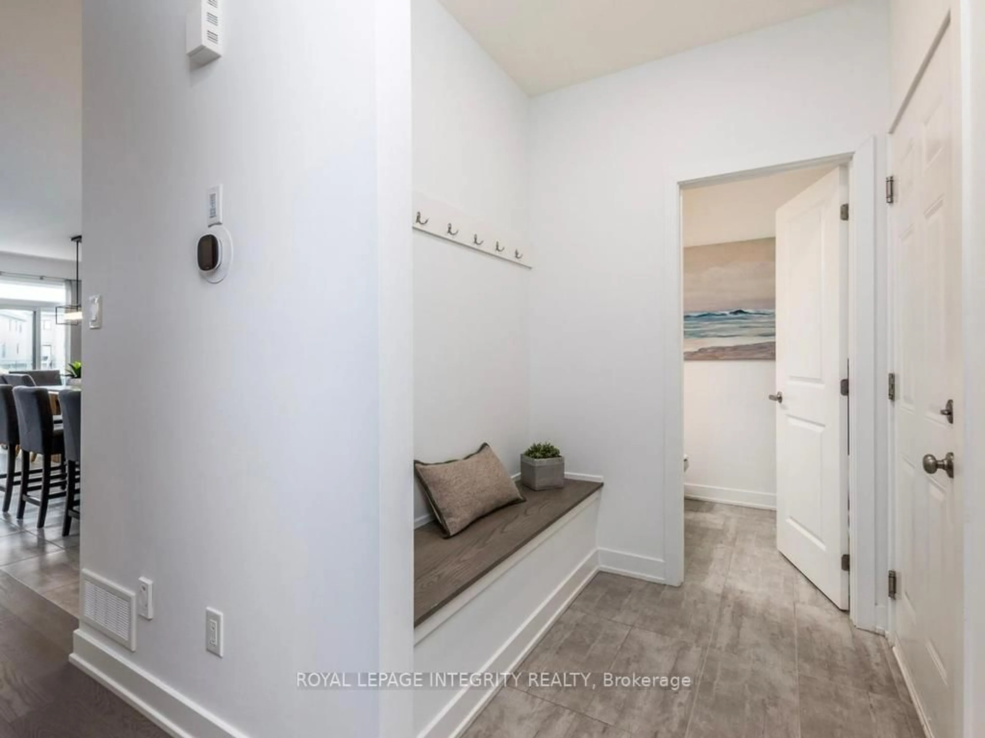 Indoor entryway for 28 Mendoza Way, Ottawa Ontario K2S 2S6