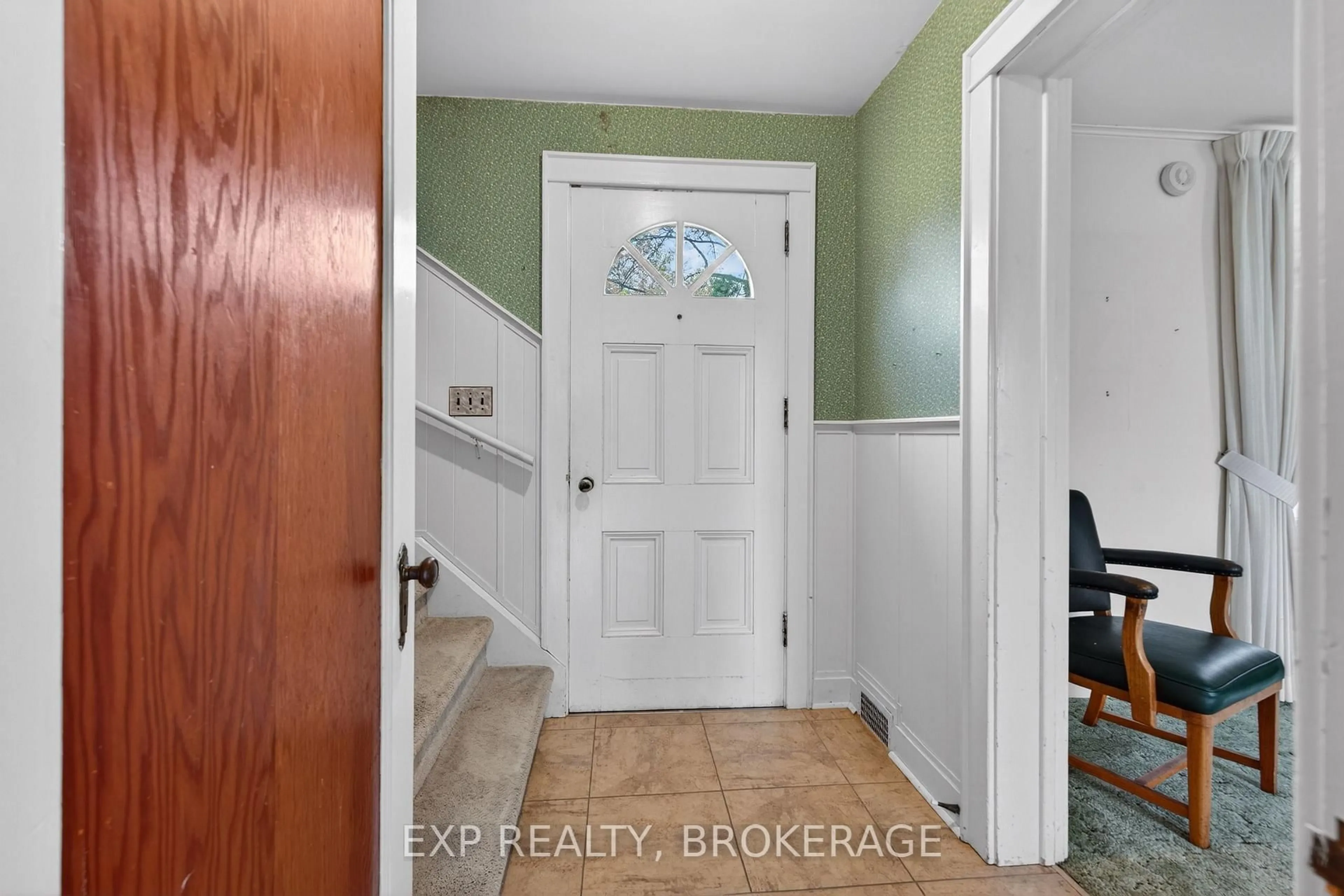 Indoor entryway for 11 CARRUTHERS Ave, Kingston Ontario K7L 1L9