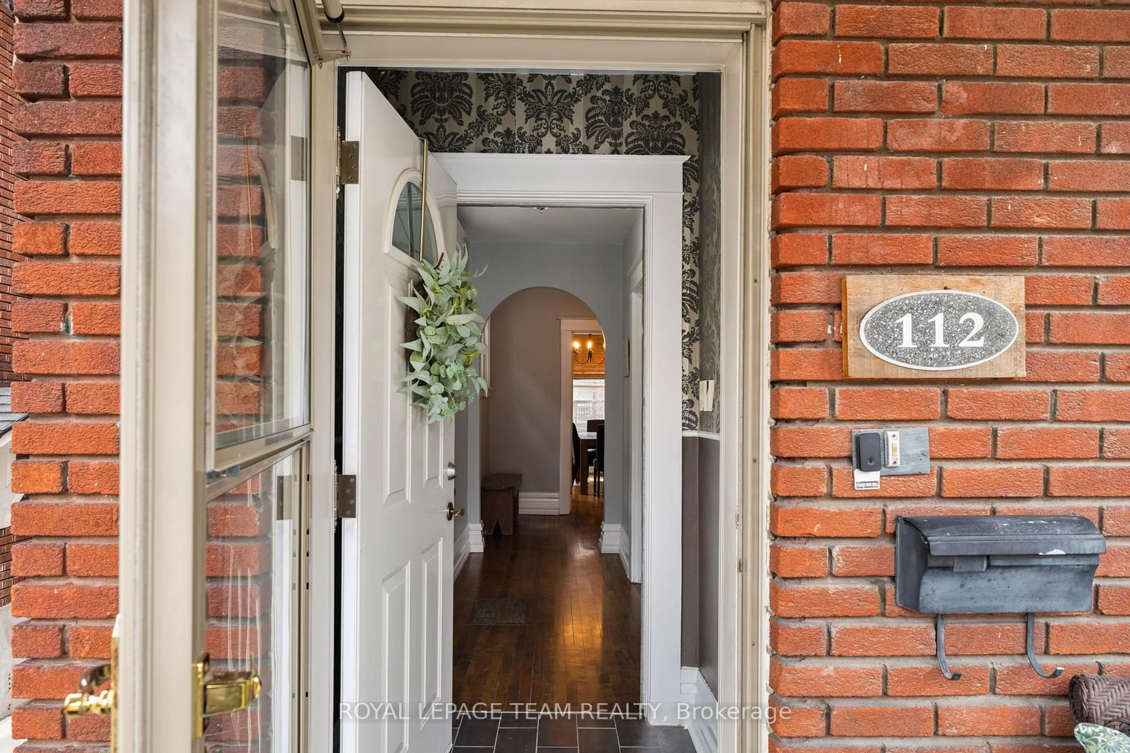 Indoor entryway for 112 Fairmont Ave, Ottawa Ontario K1Y 1X6