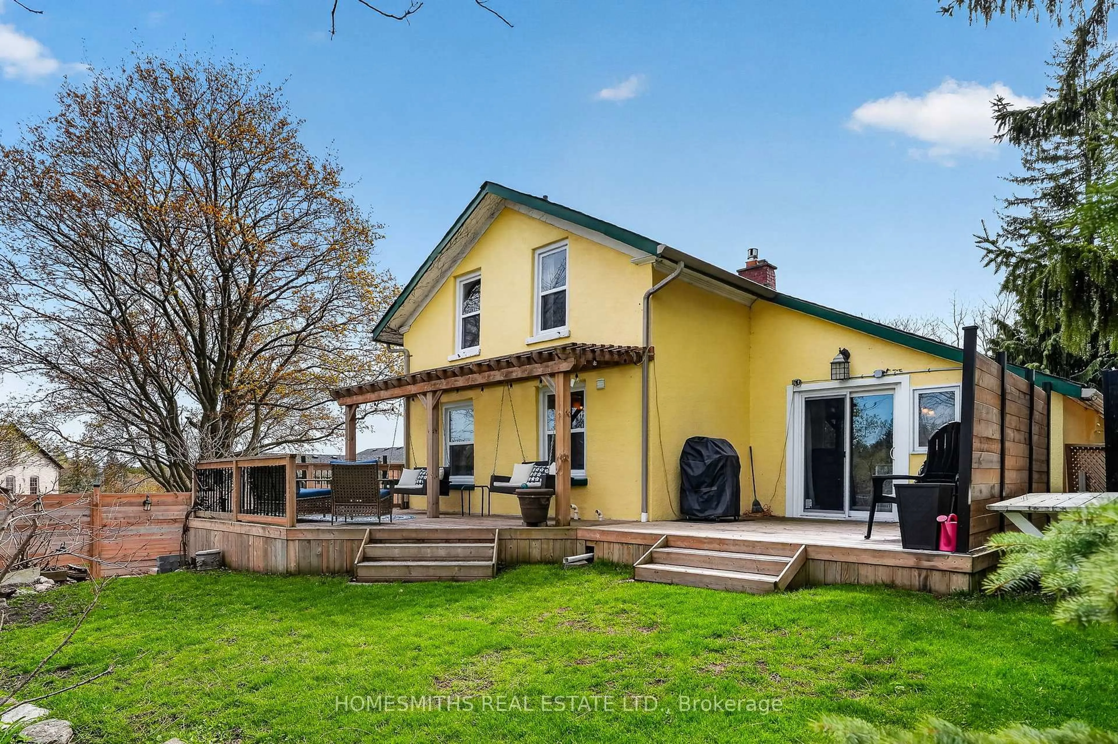 A pic from outside/outdoor area/front of a property/back of a property/a pic from drone, building for 1002 Ontario St, Cobourg Ontario K9A 3C7