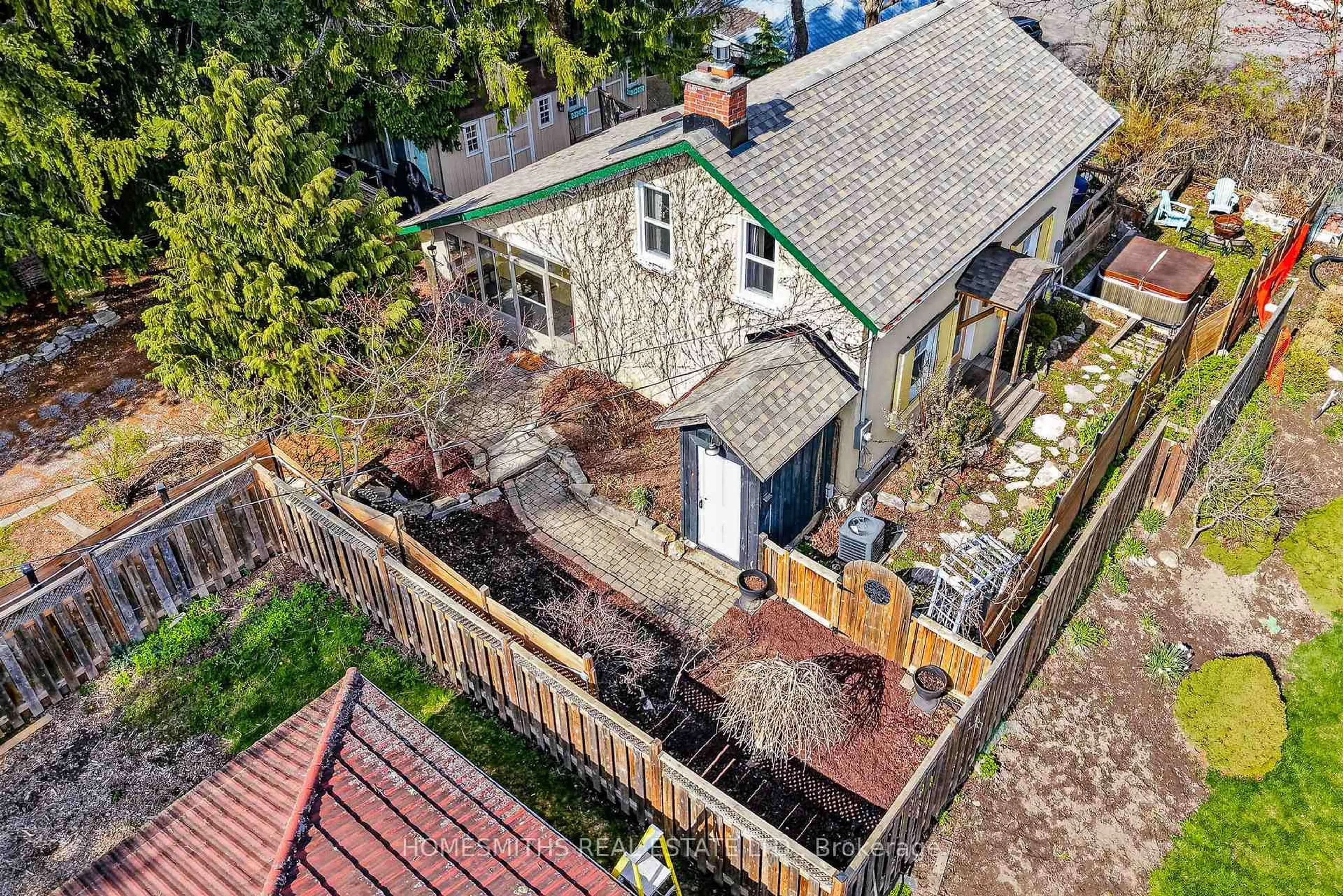 A pic from outside/outdoor area/front of a property/back of a property/a pic from drone, street for 1002 Ontario St, Cobourg Ontario K9A 3C7