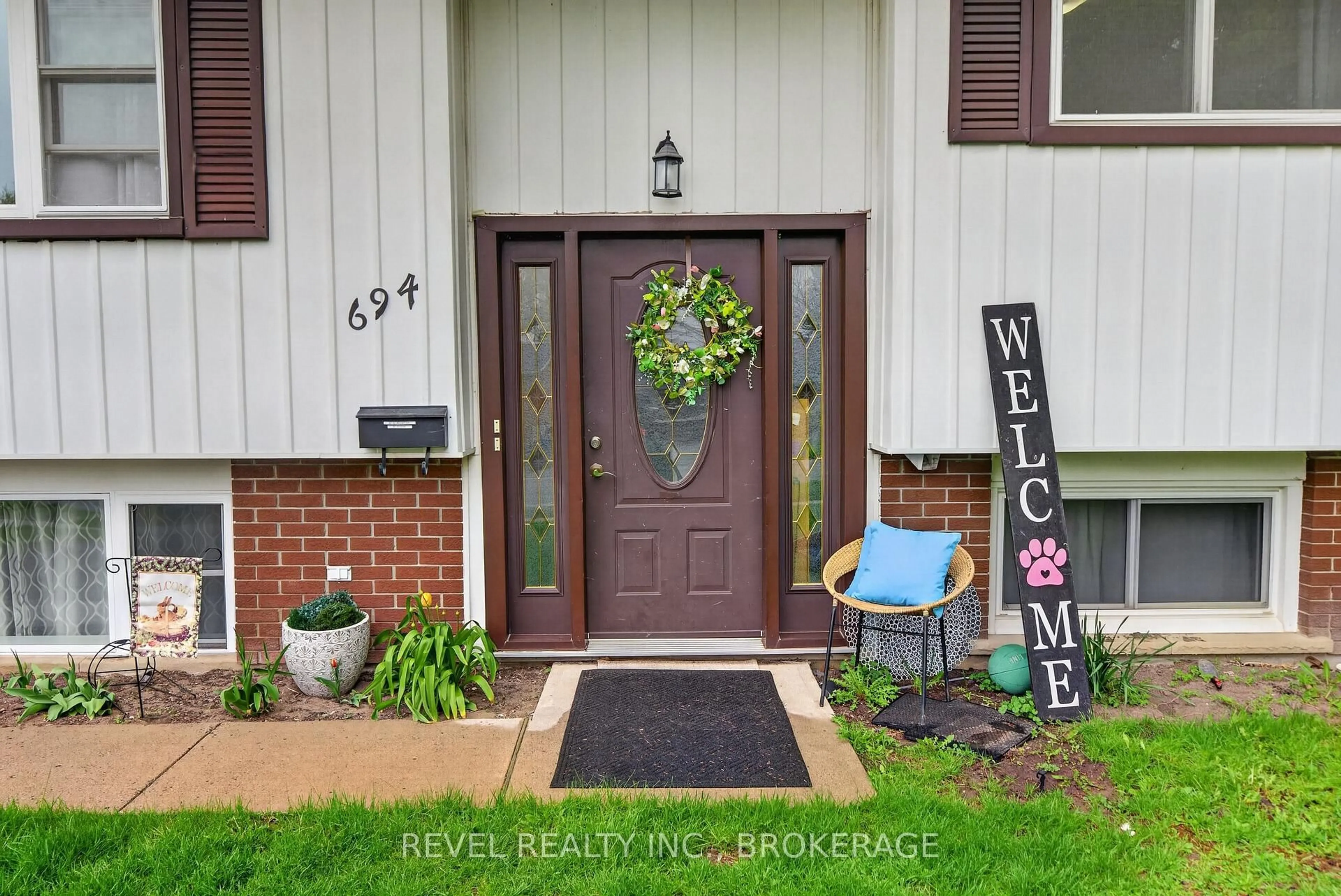 Indoor entryway for 694 High Gate Park Dr, Kingston Ontario K7M 5Z9