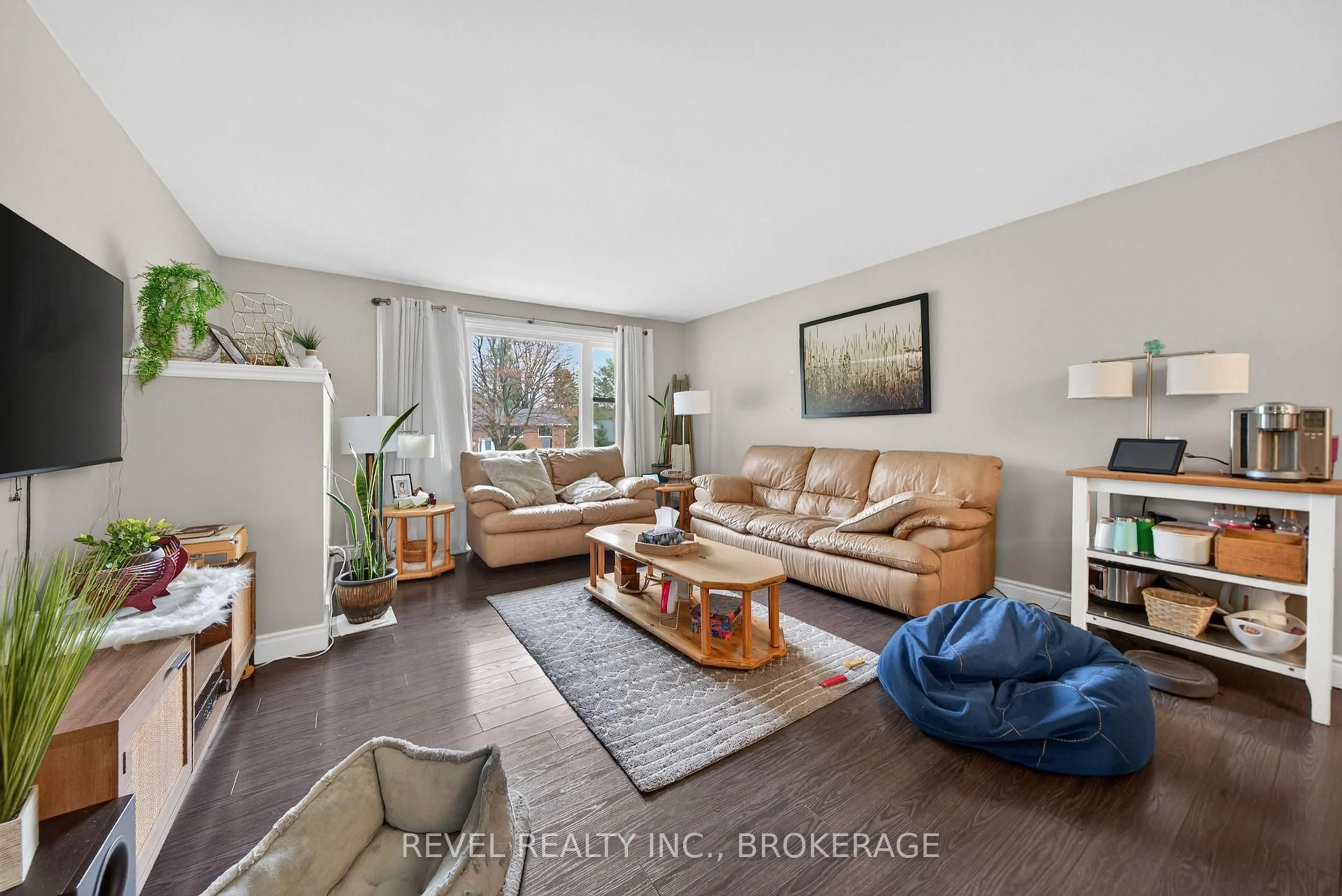 Living room with furniture, unknown for 694 High Gate Park Dr, Kingston Ontario K7M 5Z9