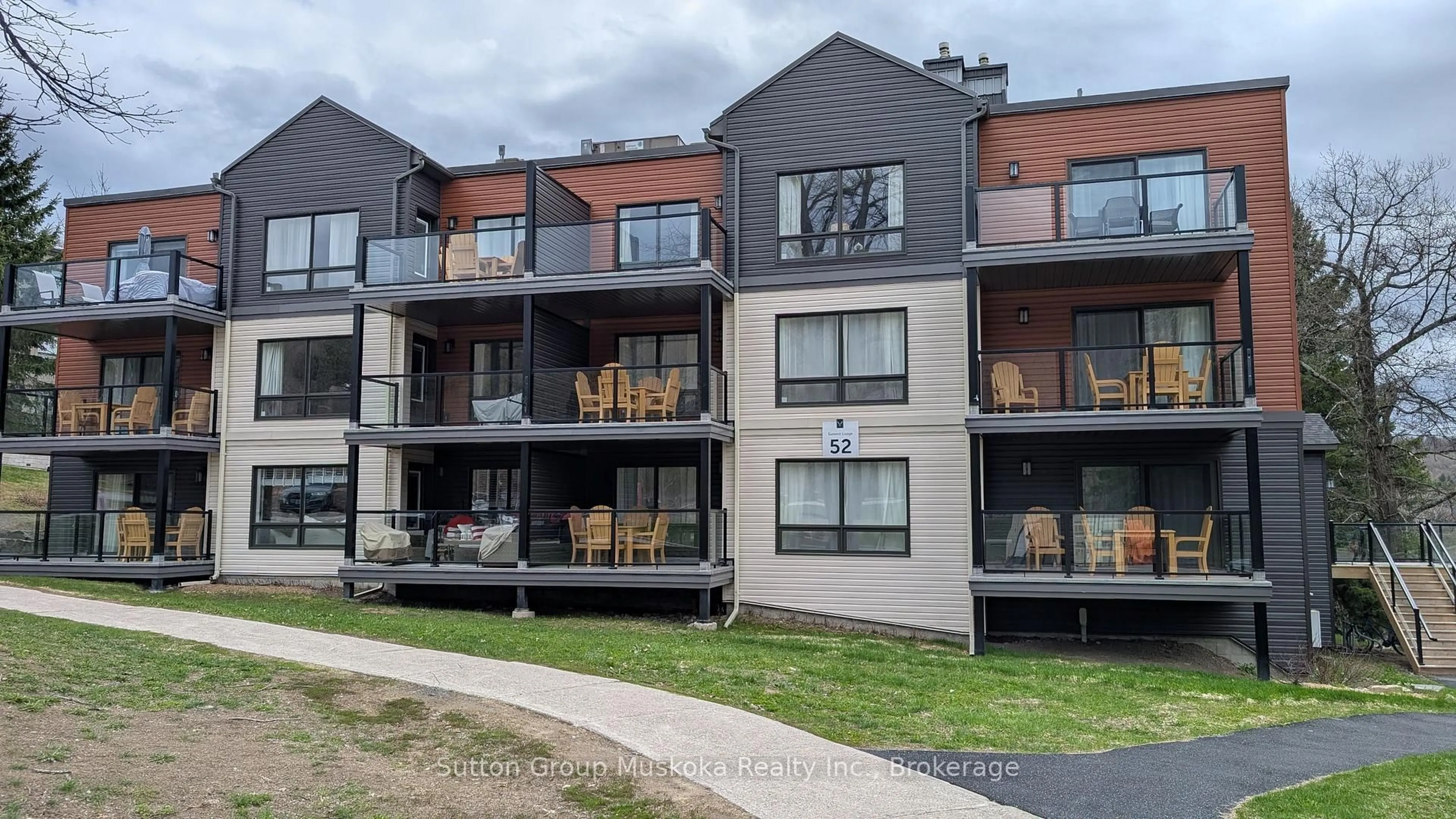A pic from outside/outdoor area/front of a property/back of a property/a pic from drone, unknown for 1235 Deerhurst Dr #52-207, Huntsville Ontario P1H 2E8
