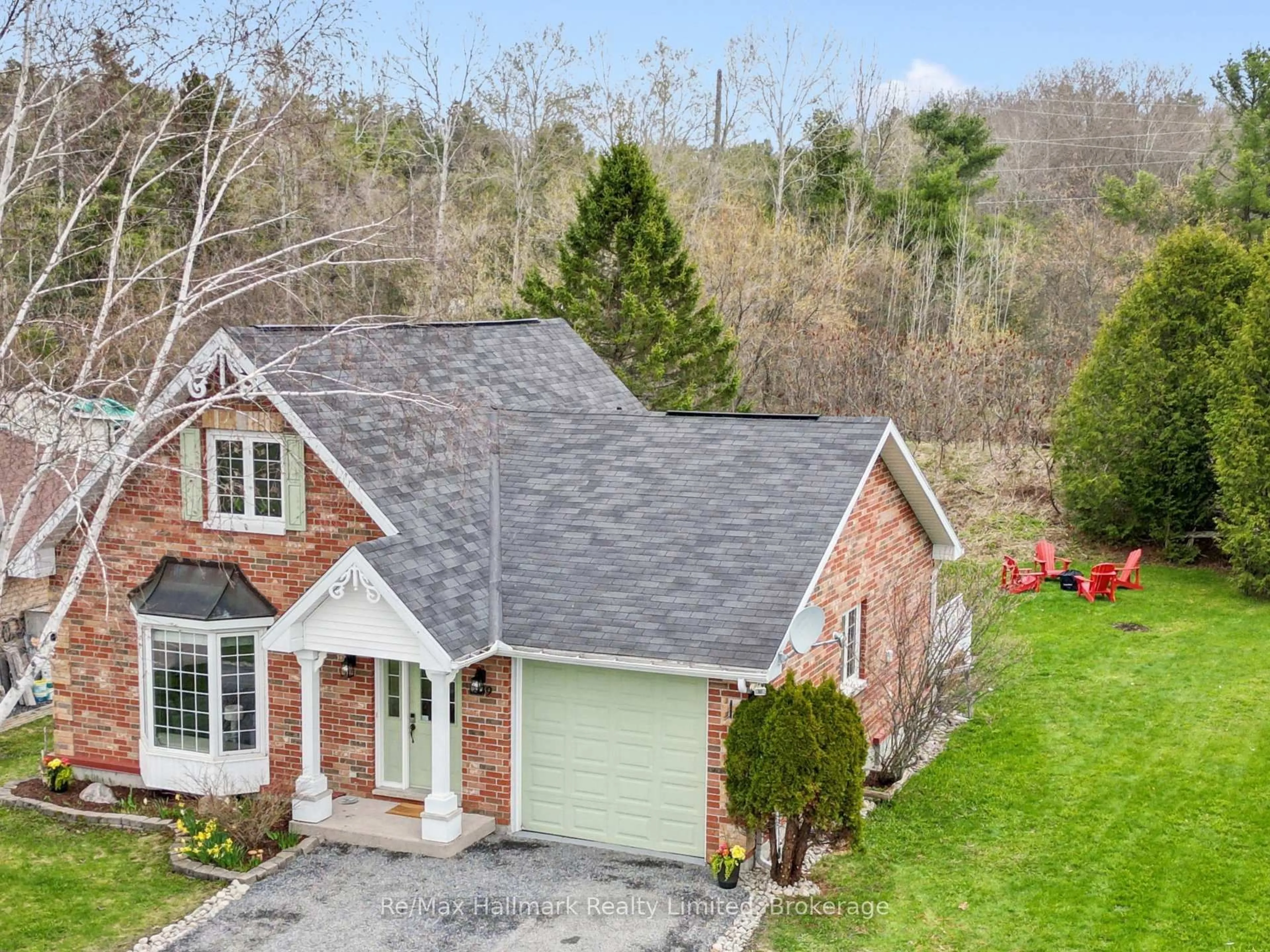 A pic from outside/outdoor area/front of a property/back of a property/a pic from drone, street for 139 Milton St, Bracebridge Ontario P1L 2G4