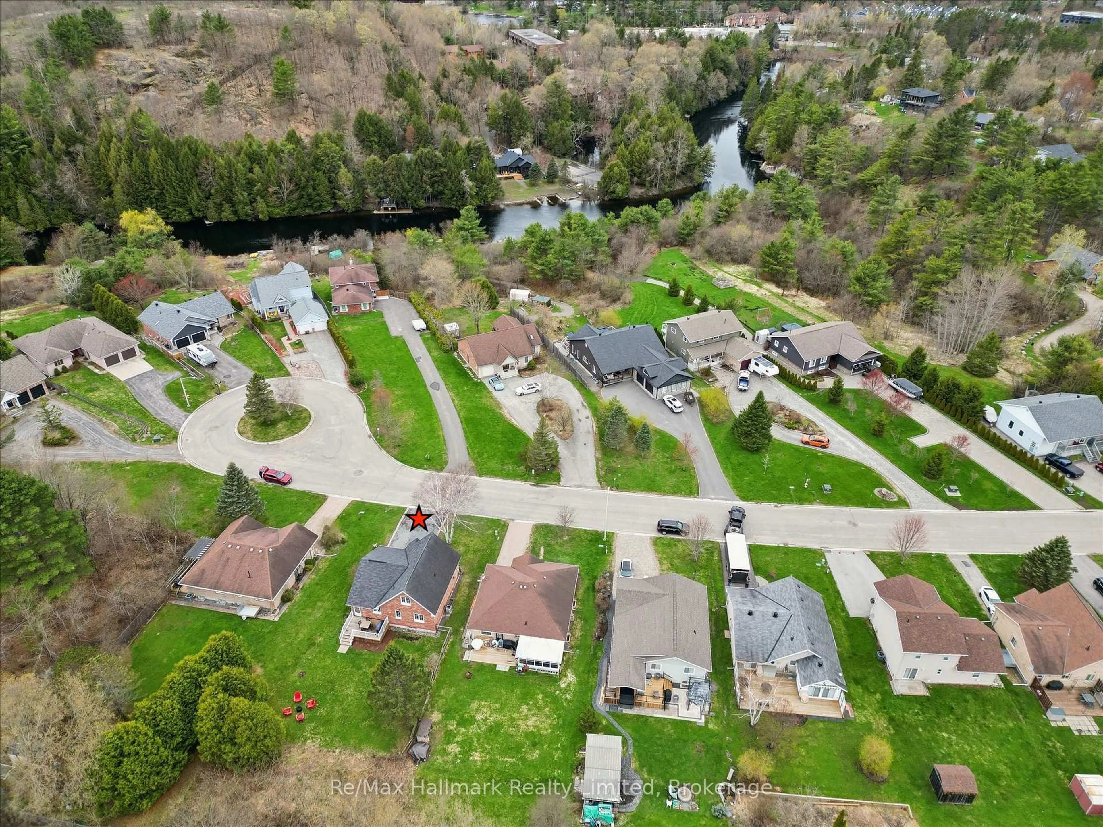 A pic from outside/outdoor area/front of a property/back of a property/a pic from drone, street for 139 Milton St, Bracebridge Ontario P1L 2G4