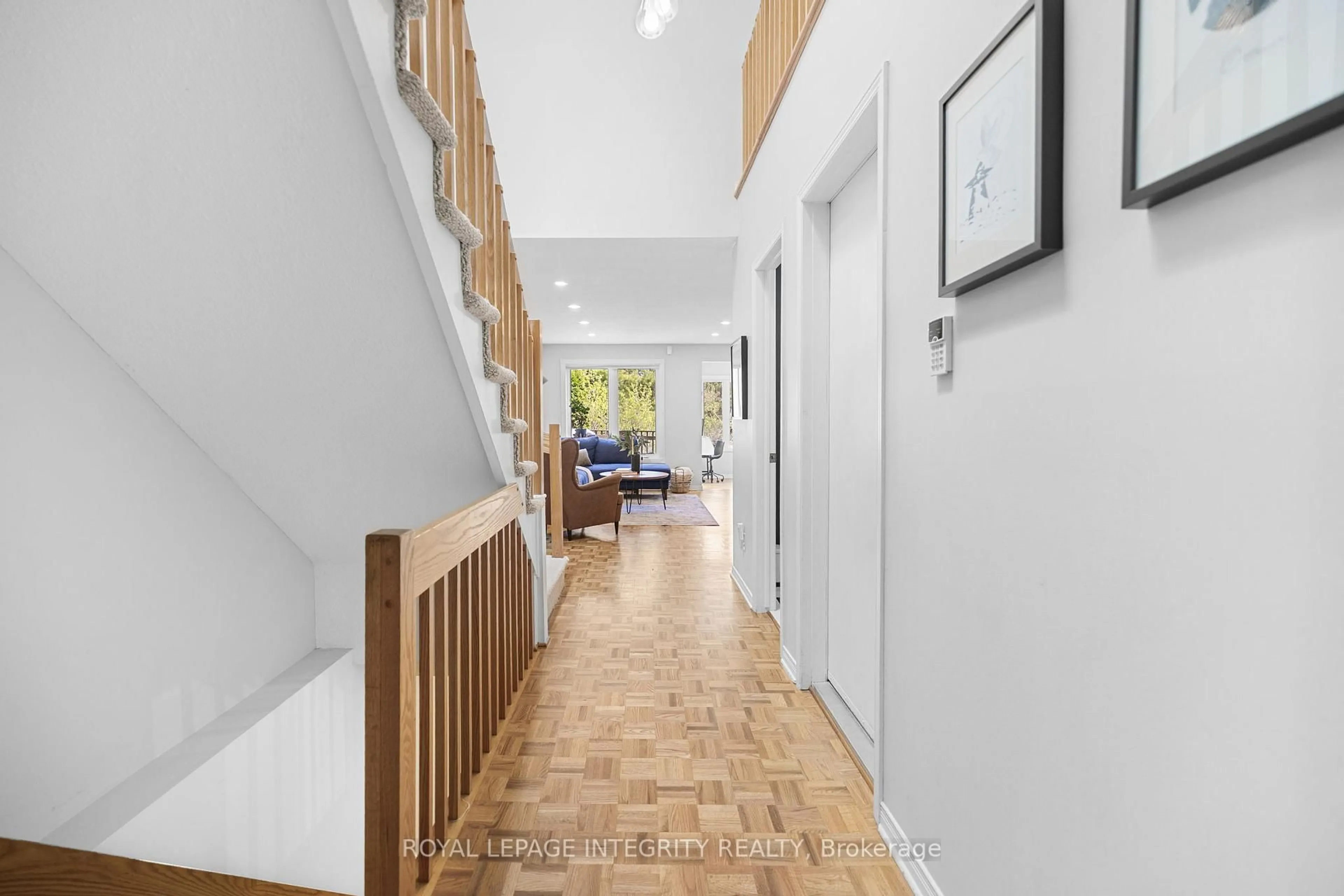 Indoor entryway for 4 Hackett St, Ottawa Ontario K1V 0P8