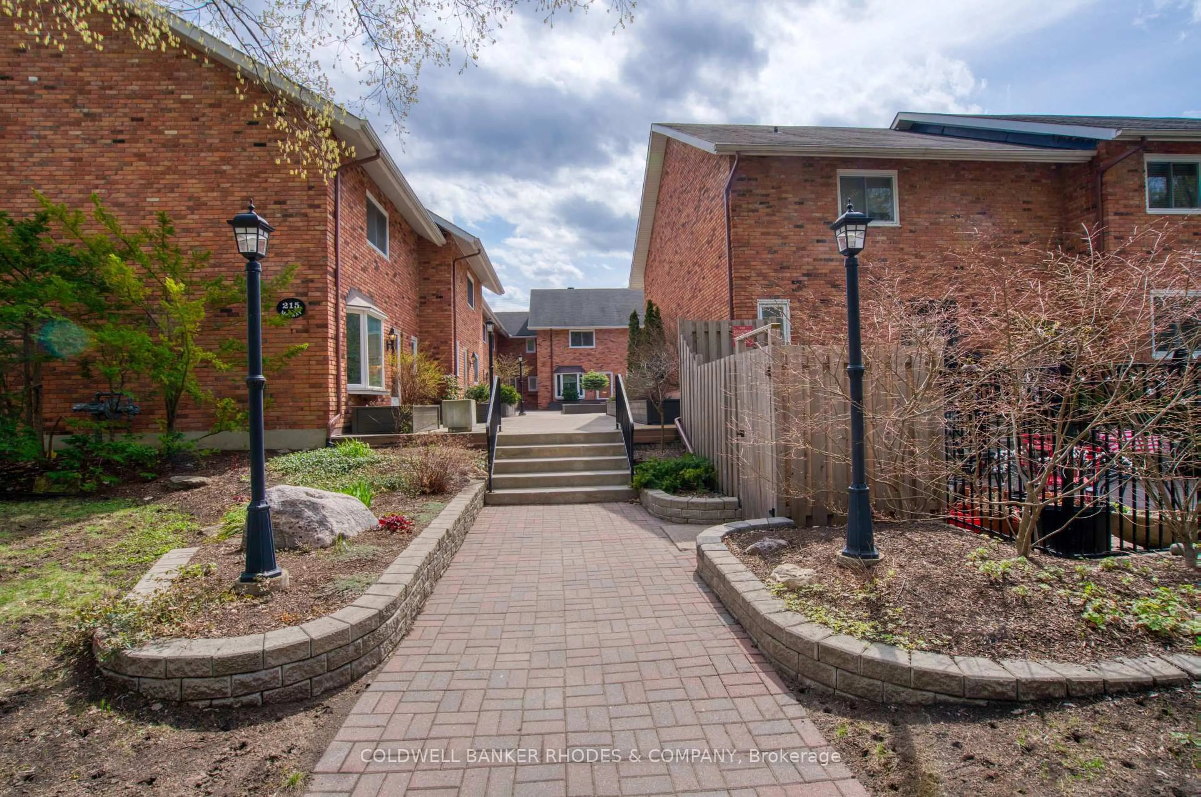 Unknown for 215 MacKay St #9, Ottawa Ontario K1M 2B6