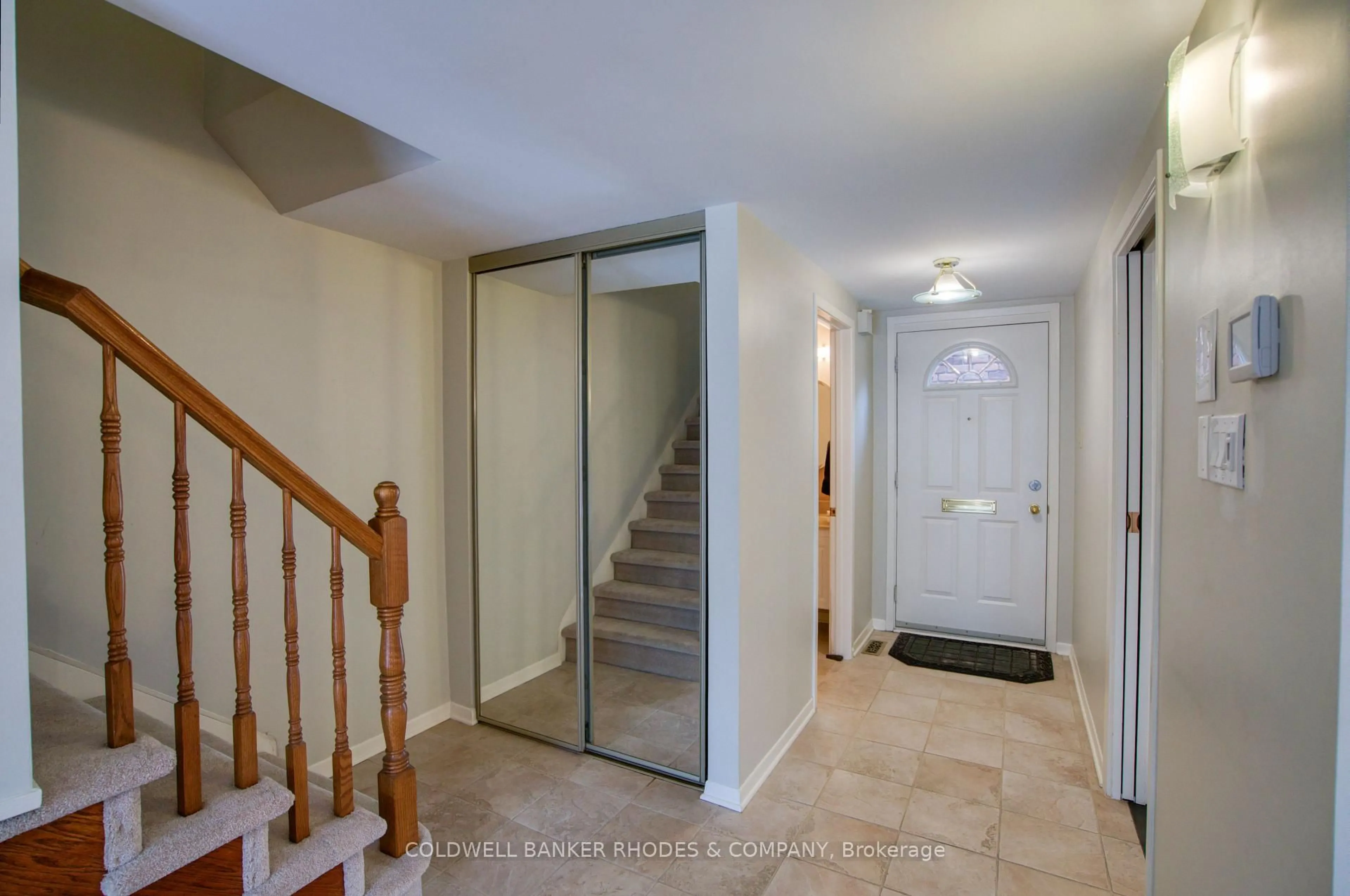 Indoor entryway for 215 MacKay St #9, Ottawa Ontario K1M 2B6