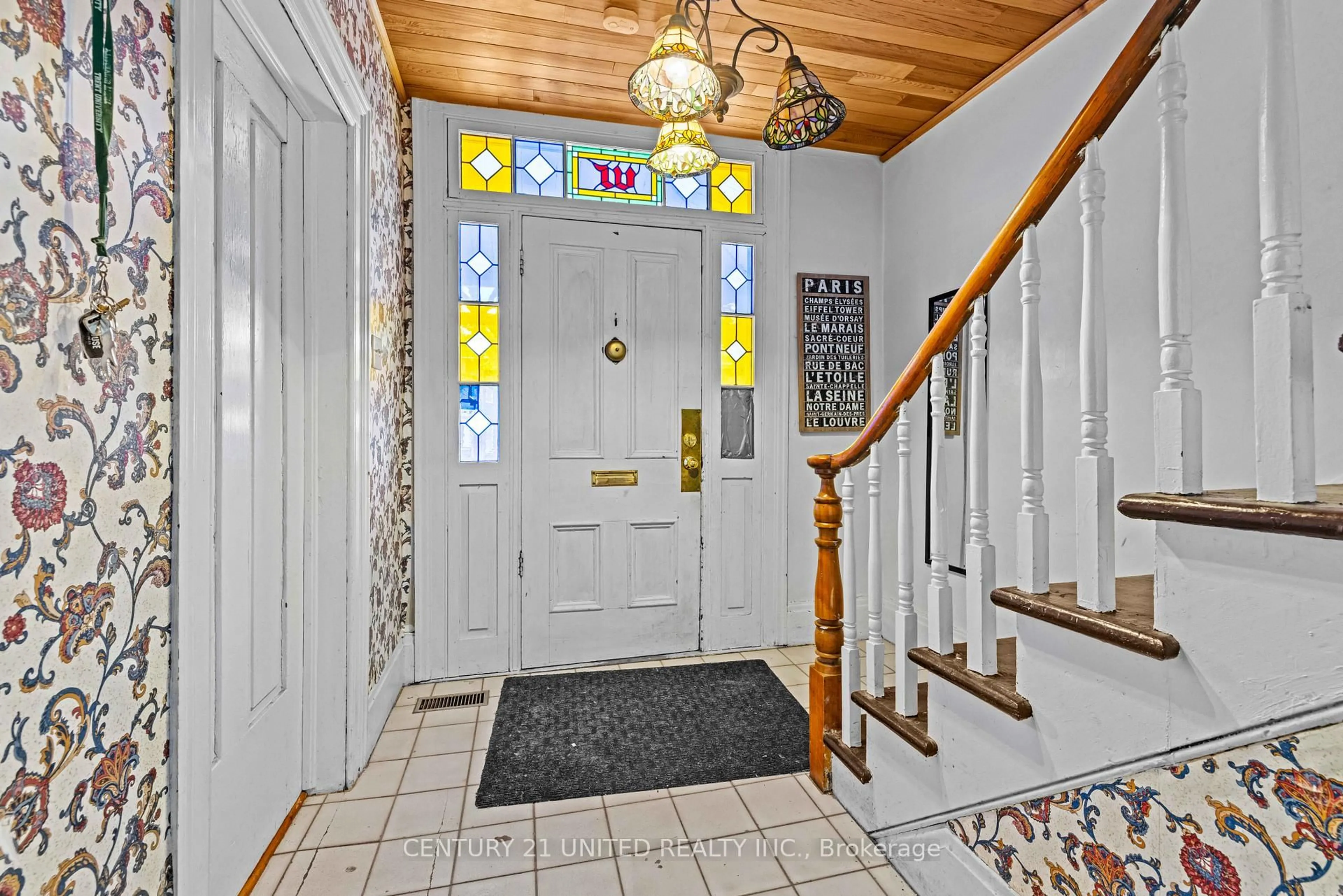 Indoor foyer for 667 George St, Peterborough Ontario K9H 3S7