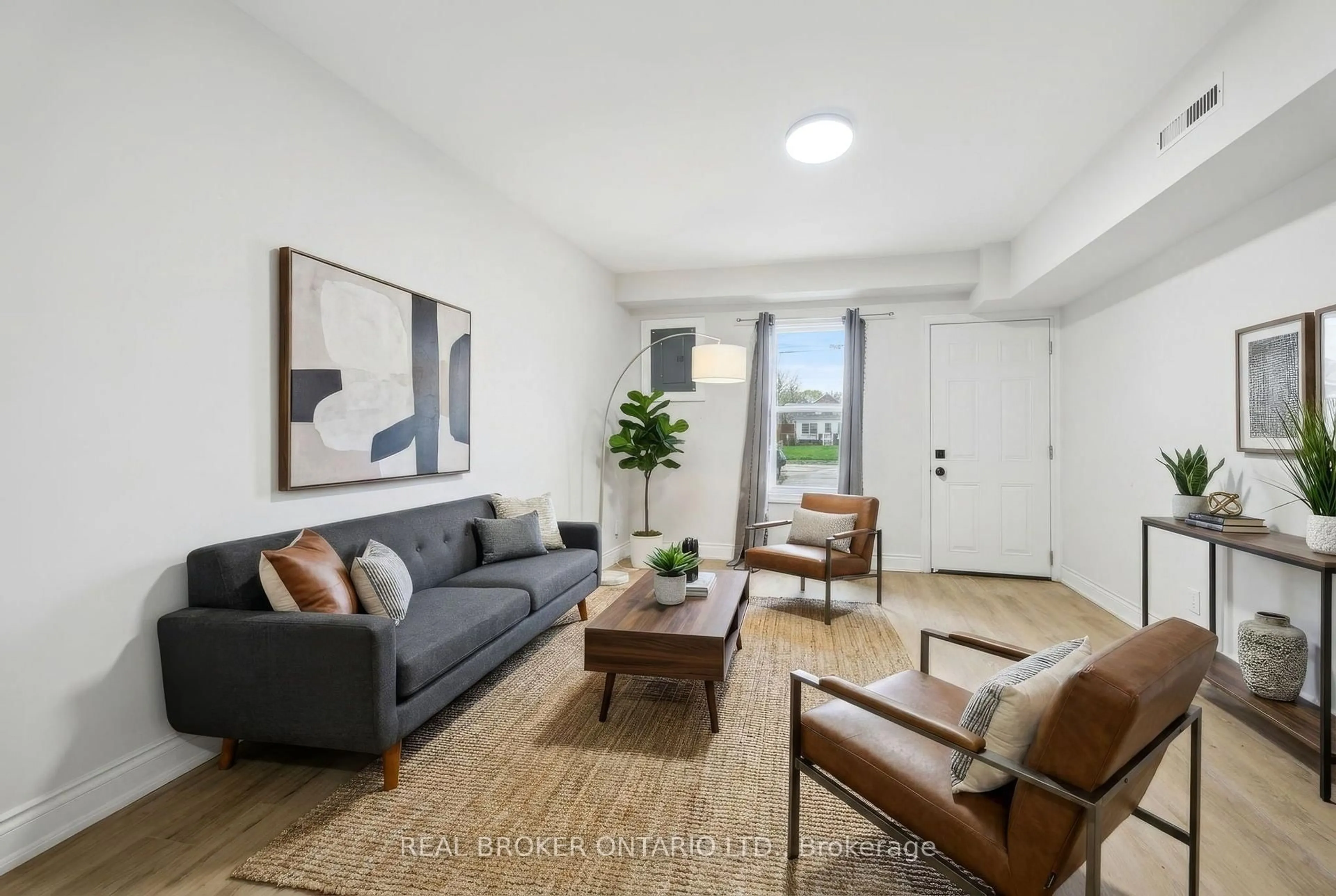 Living room with furniture, unknown for 129 Durham St, Port Colborne Ontario L3K 1E1