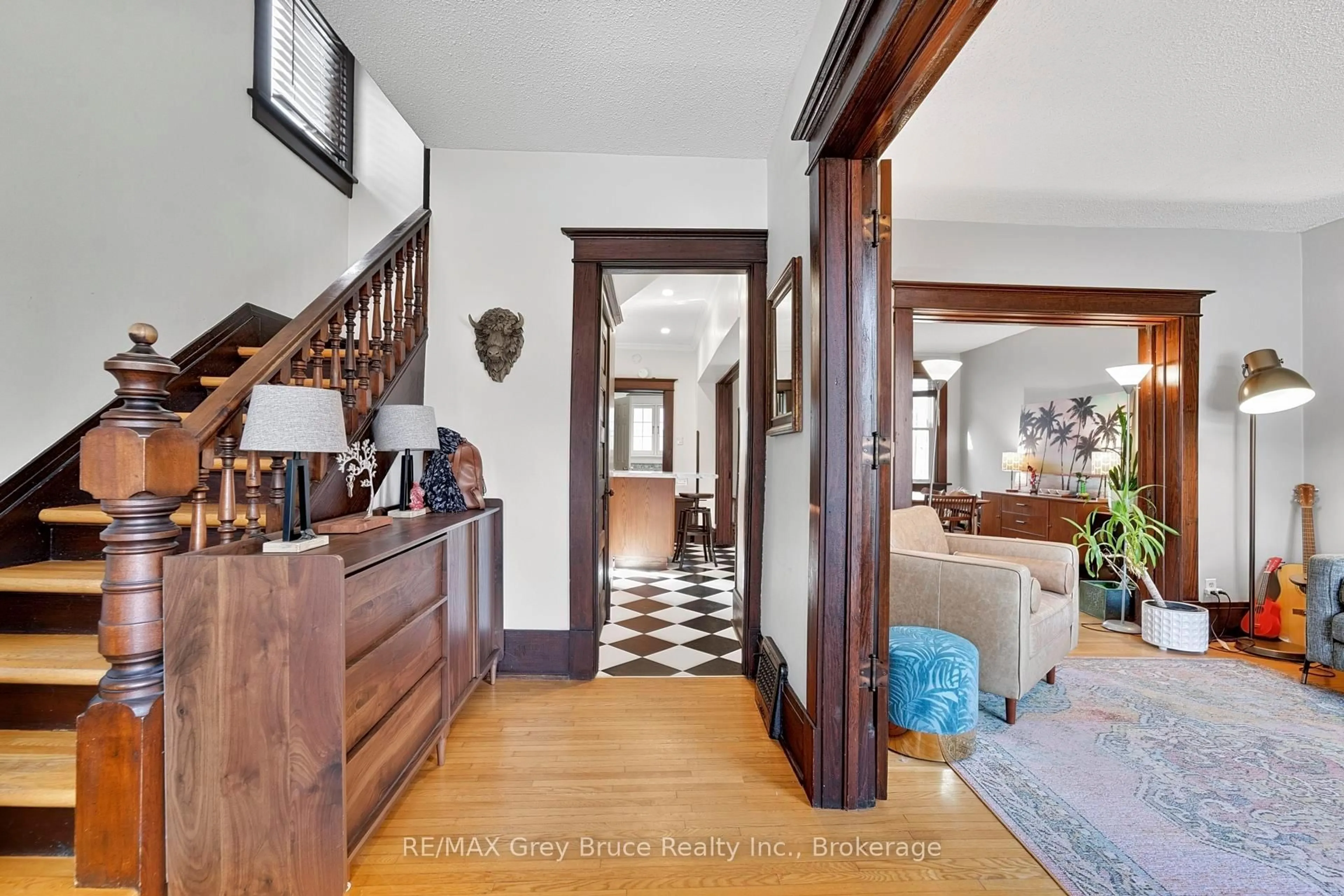 Indoor foyer for 407 5th St, Owen Sound Ontario N4K 1C9