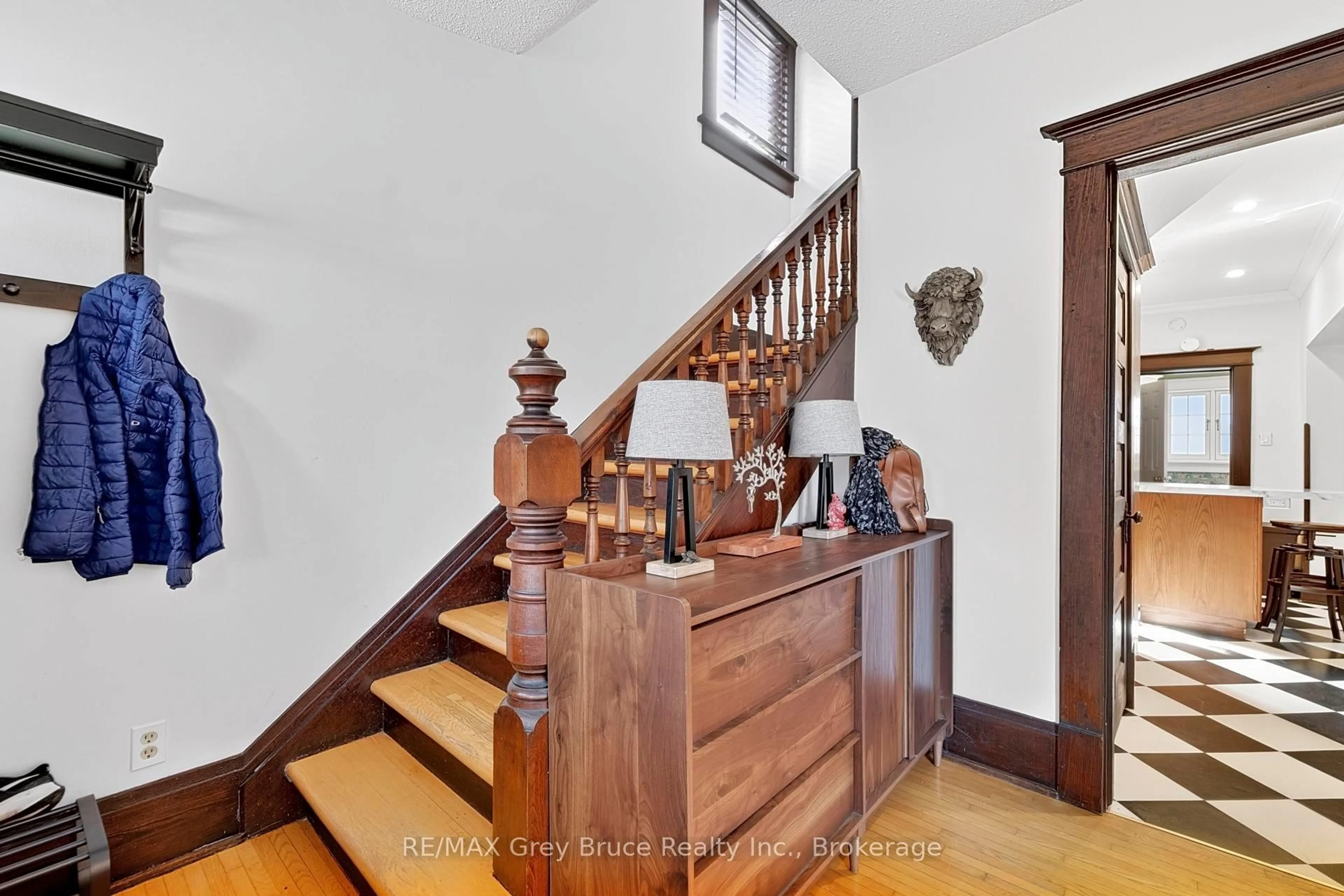 Indoor foyer for 407 5th St, Owen Sound Ontario N4K 1C9