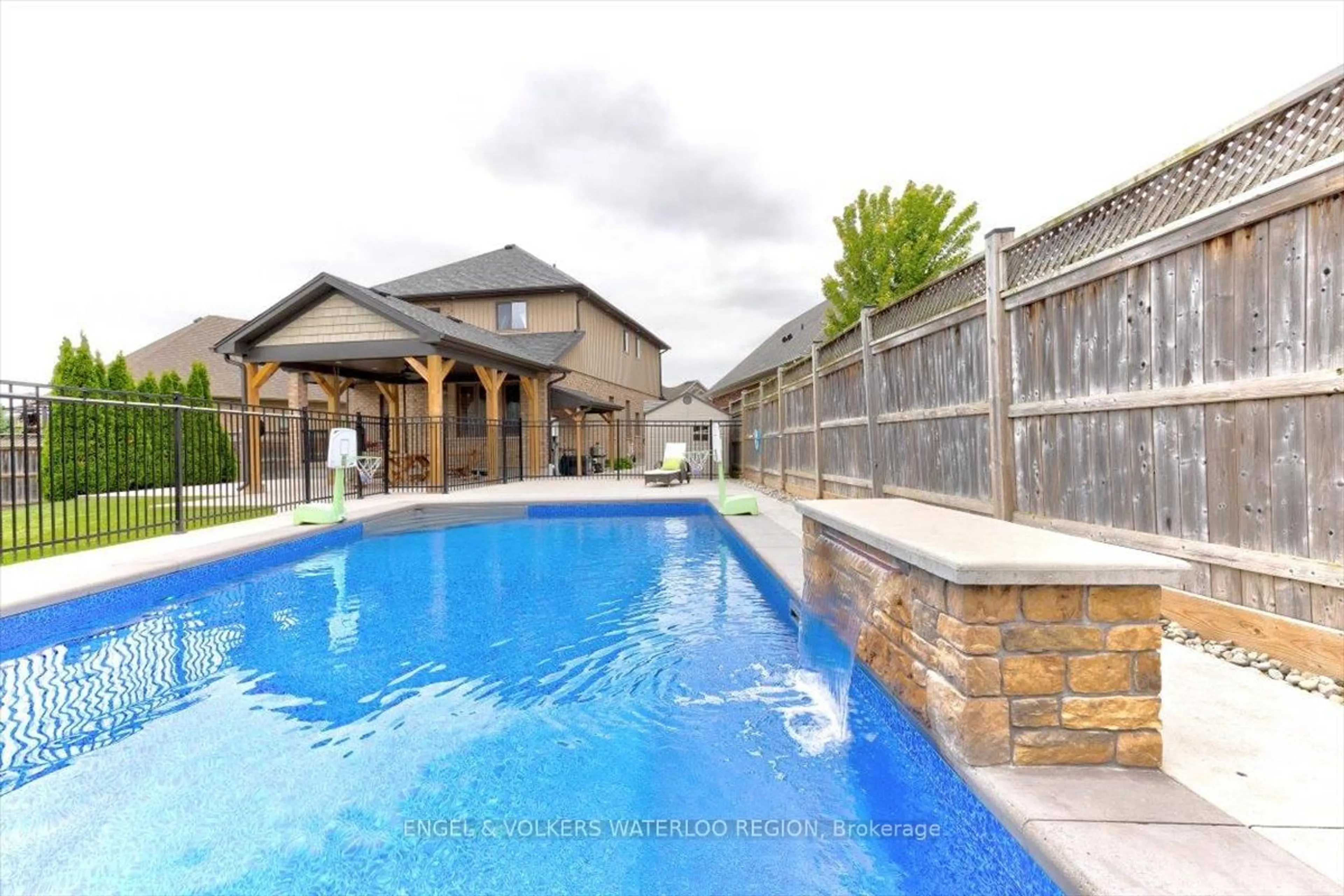 Pool for 261 Watervale Cres, Kitchener Ontario N2A 0G7