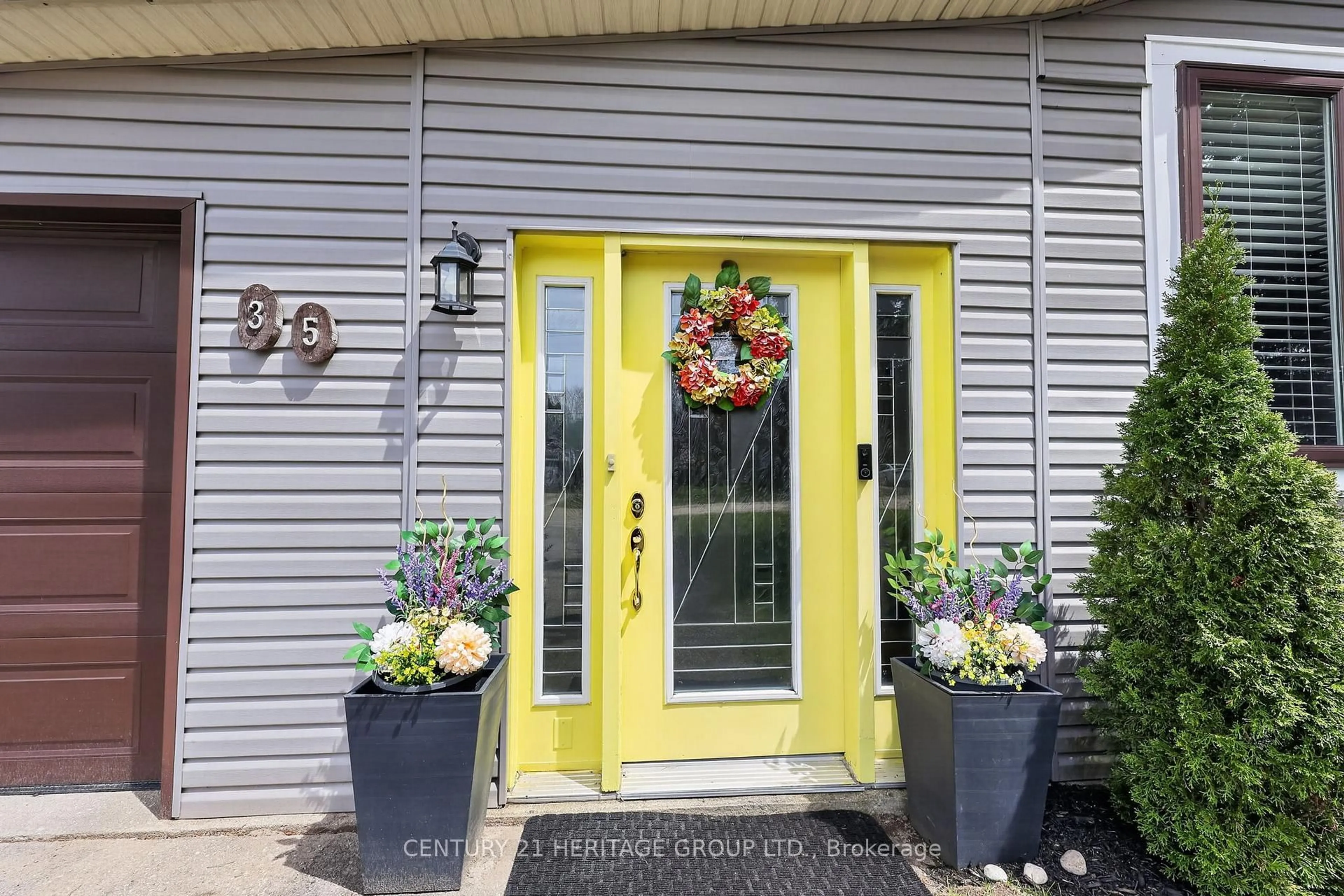 Indoor entryway for 35 Fourth Ave, Wellington North Ontario N0G 2K0