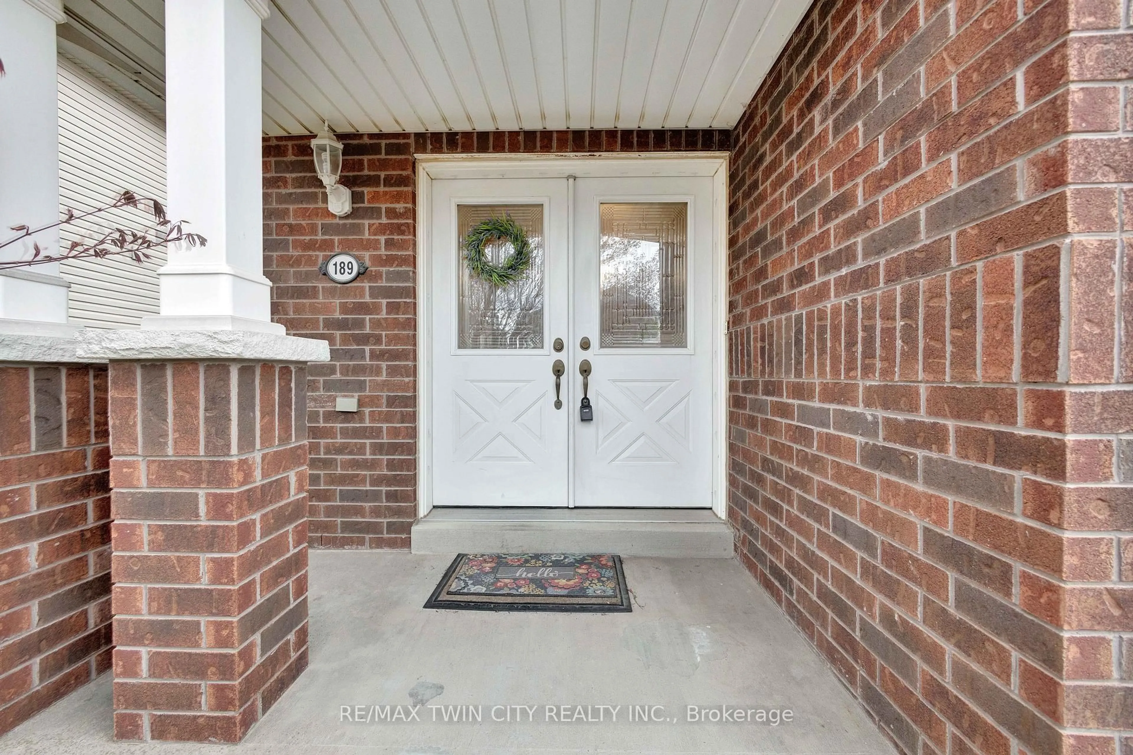 Indoor entryway for 189 Hunter Way, Brantford Ontario N3T 0B7