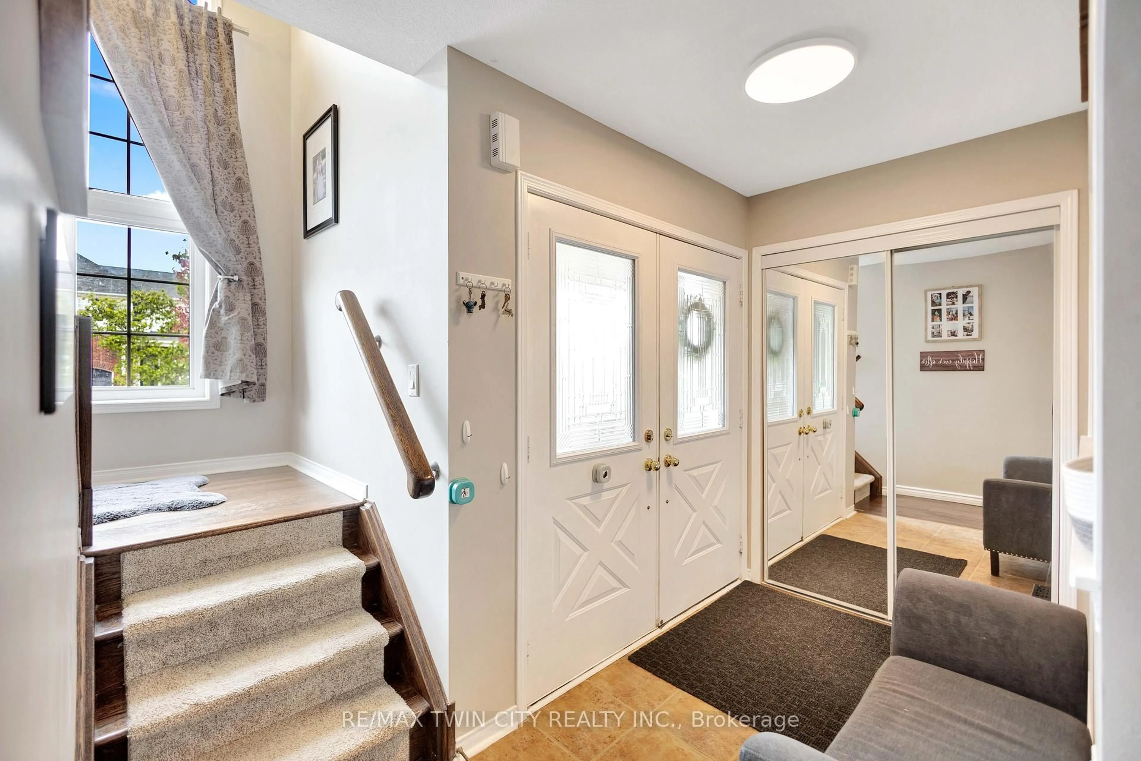 Indoor entryway for 189 Hunter Way, Brantford Ontario N3T 0B7