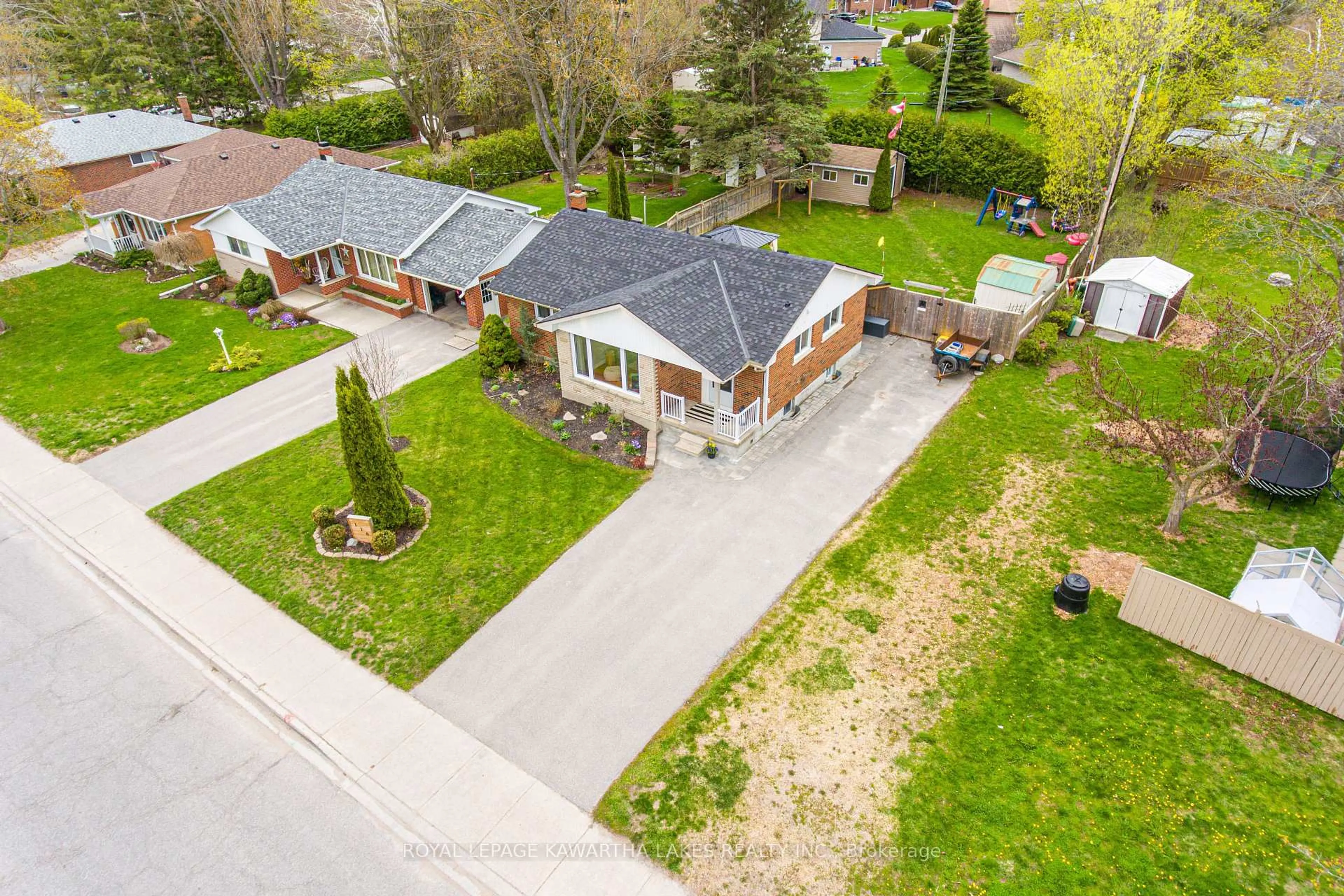 A pic from outside/outdoor area/front of a property/back of a property/a pic from drone, street for 116 Sanderling Cres, Kawartha Lakes Ontario K9V 4N6