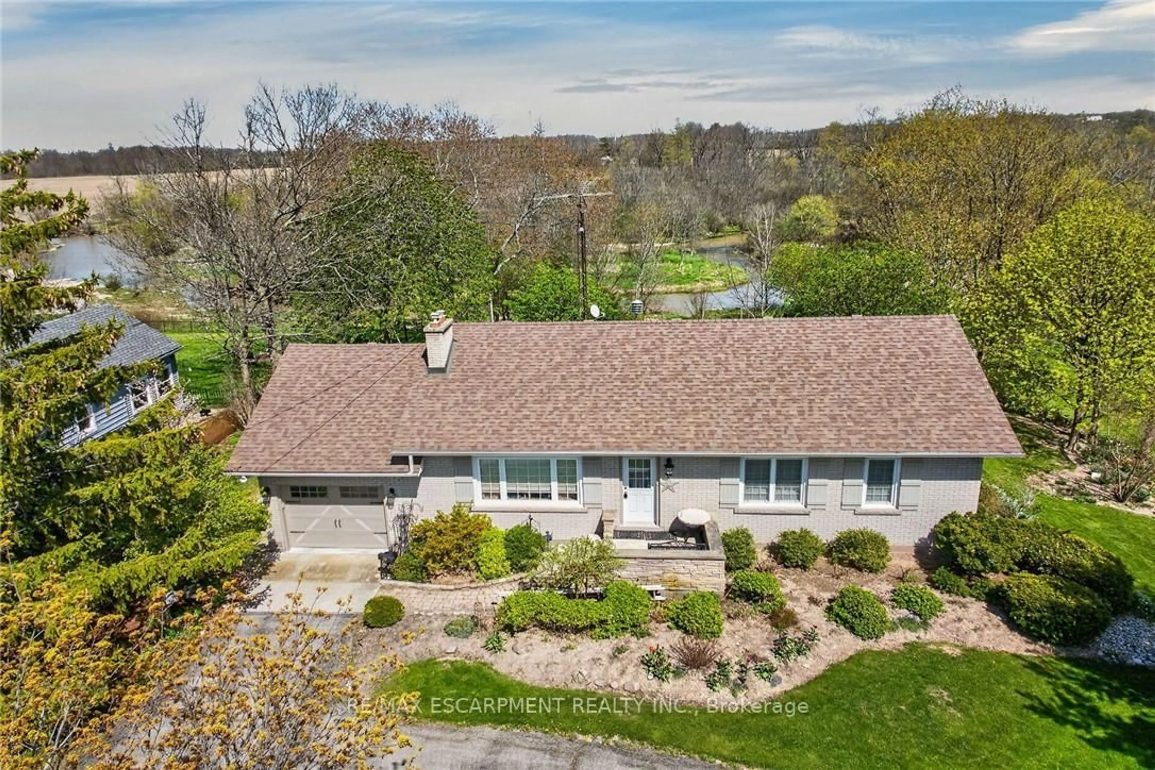 A pic from outside/outdoor area/front of a property/back of a property/a pic from drone, water/lake/river/ocean view for 46 ERIE St, Haldimand Ontario N0A 1P0