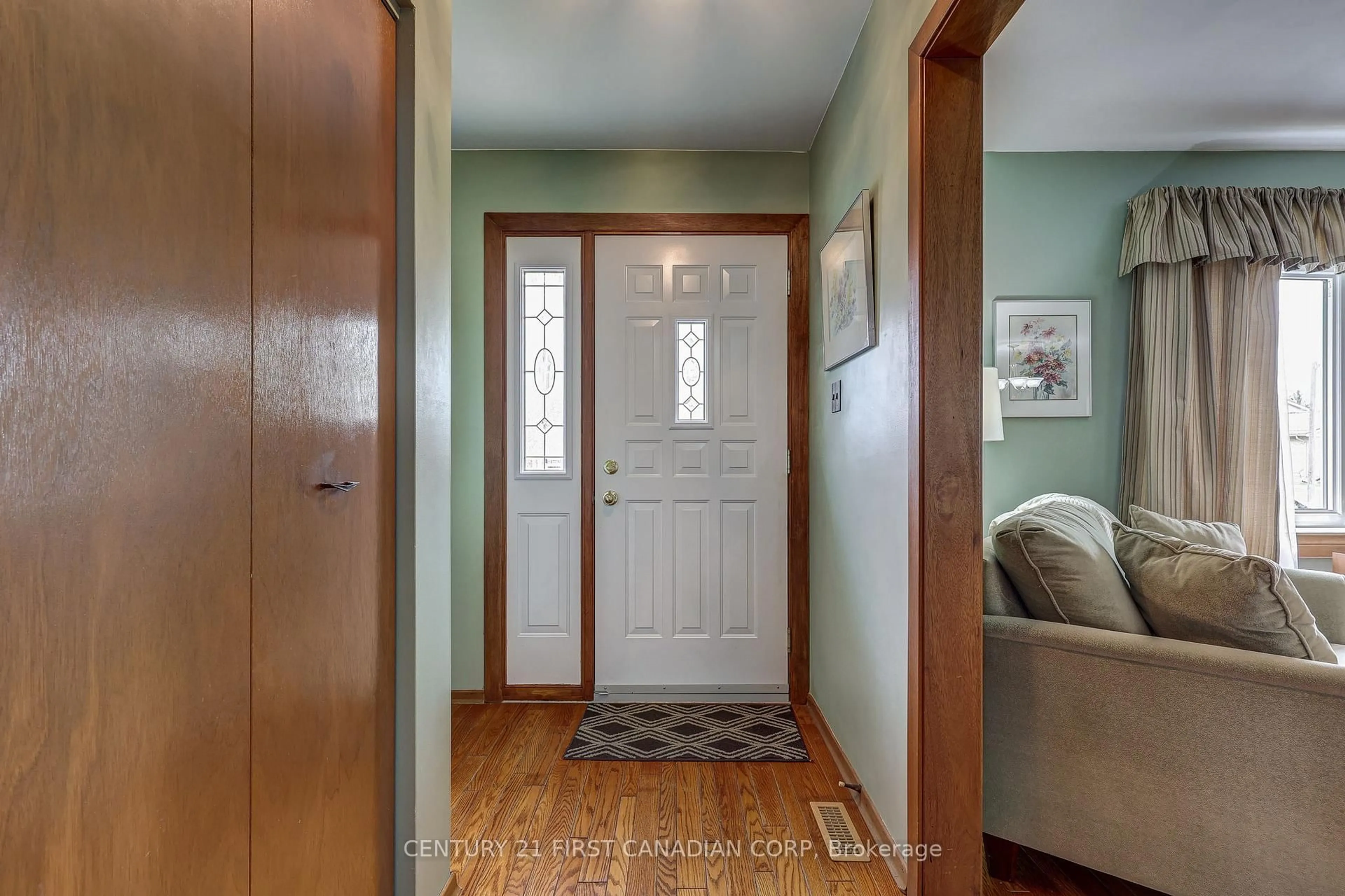 Indoor entryway for 12 Rosemount Cres, St. Thomas Ontario N5P 2J1