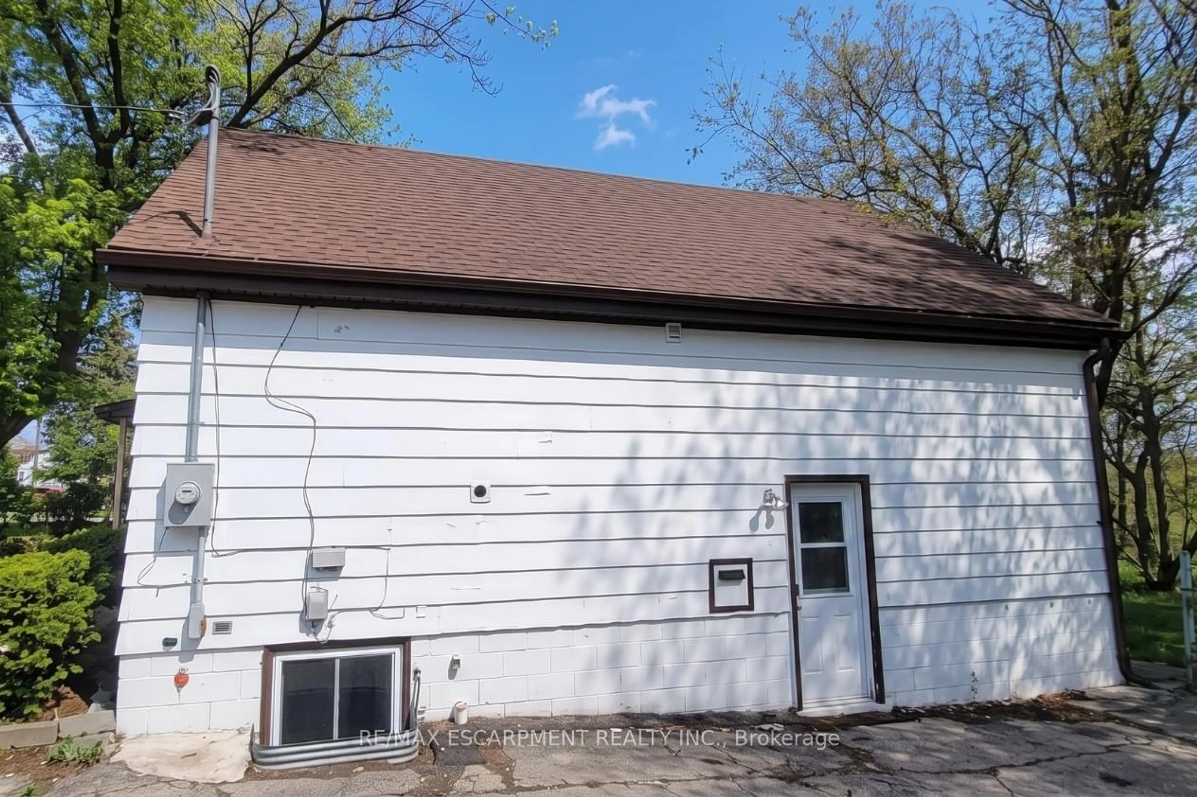Home with vinyl exterior material, building for 131 Leland St, Hamilton Ontario L8S 3A3