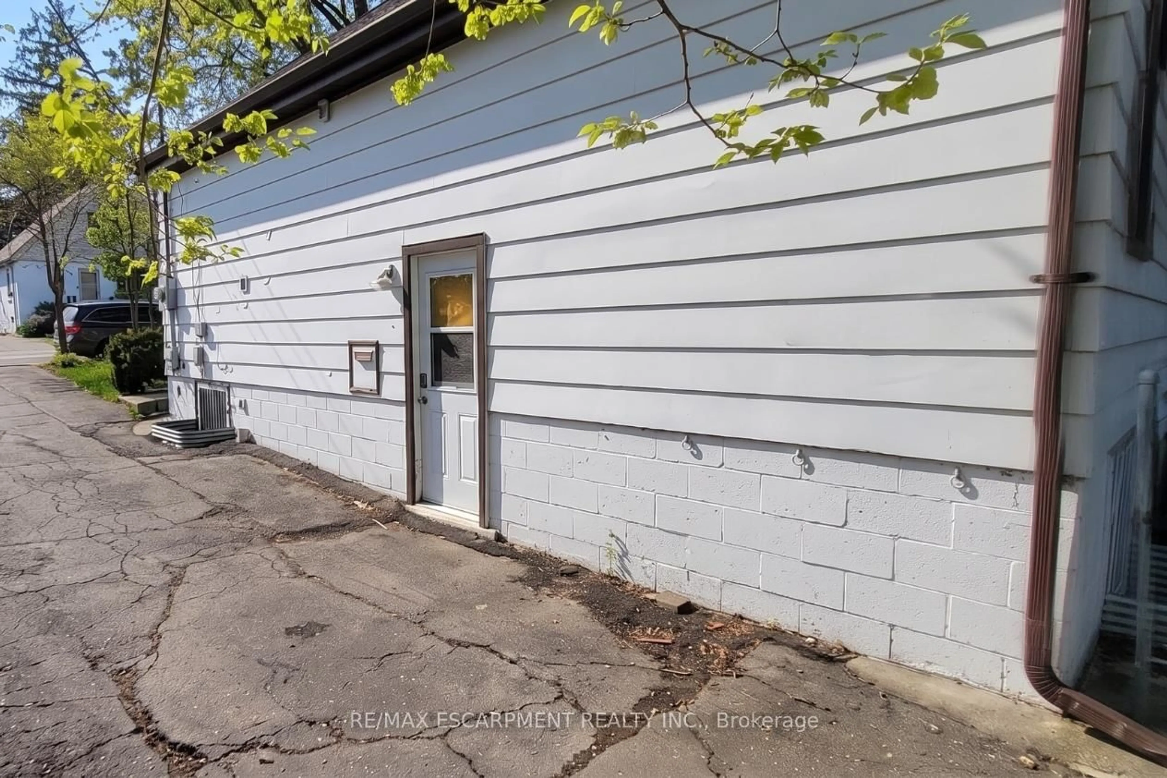 Unknown for 131 Leland St, Hamilton Ontario L8S 3A3