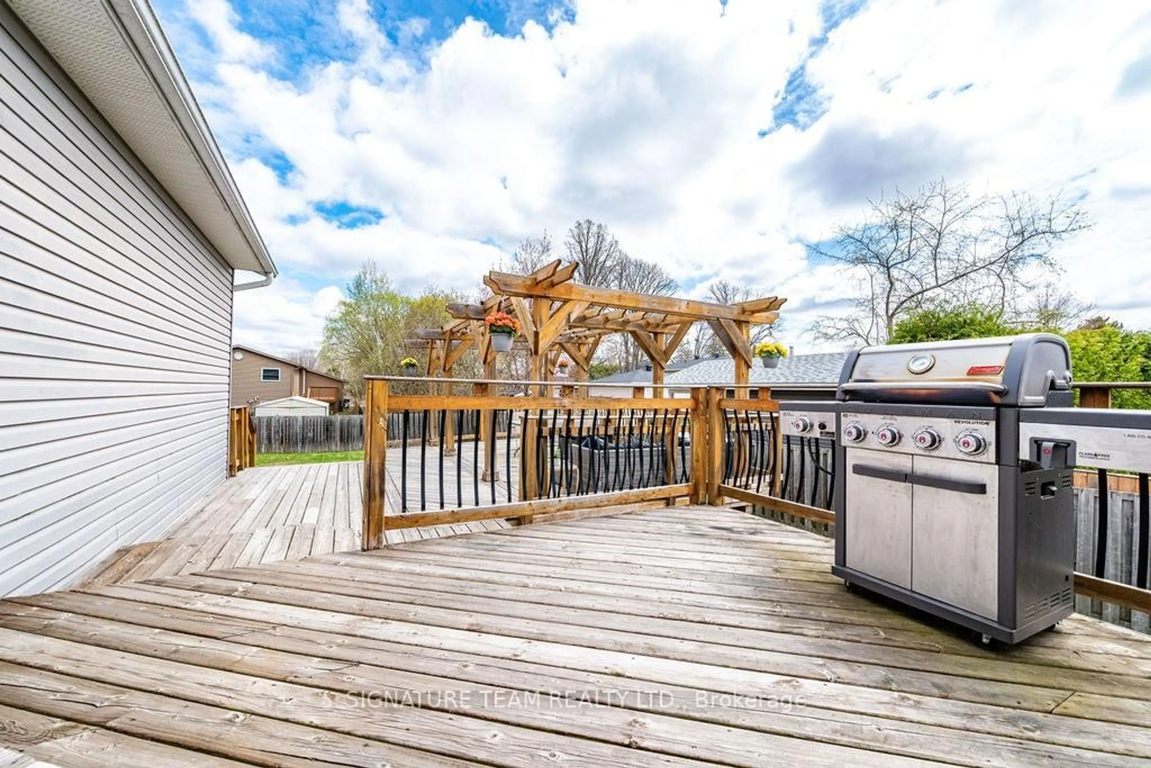 Patio, water/lake/river/ocean view for 41 Audrey St, Petawawa Ontario K8H 1N5