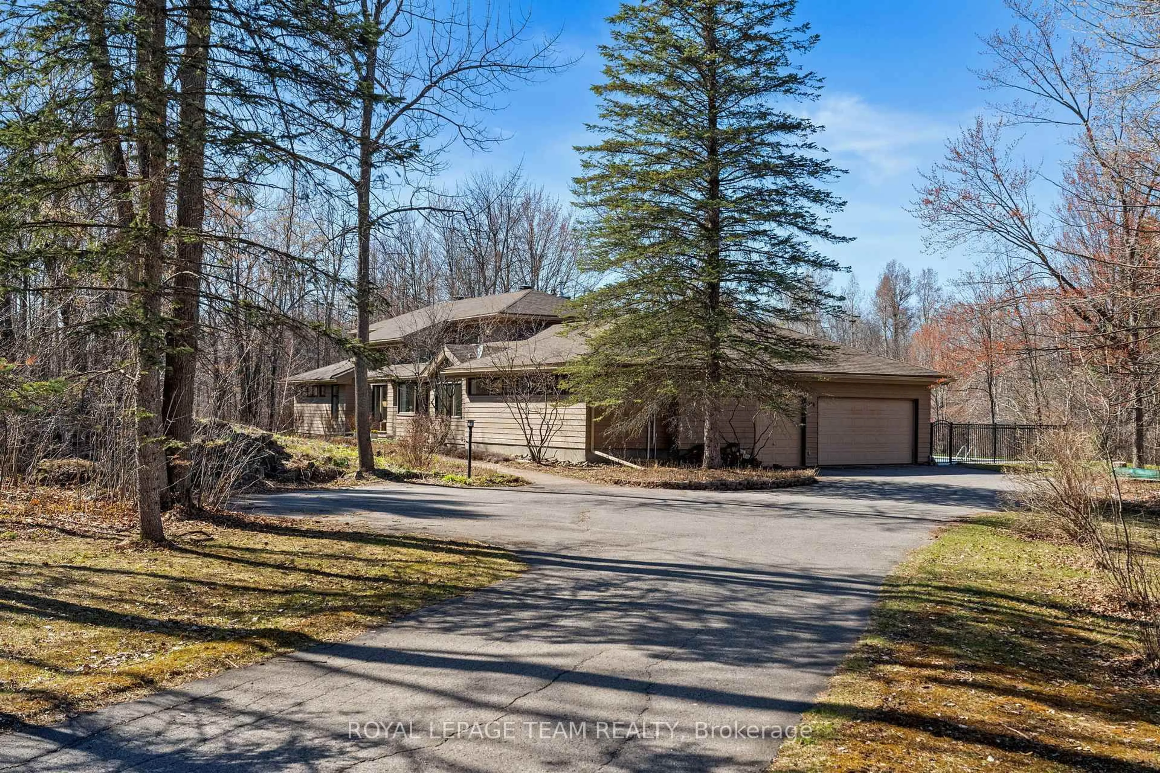 A pic from outside/outdoor area/front of a property/back of a property/a pic from drone, street for 278 John Aselford Dr, Ottawa Ontario K2W 1A8