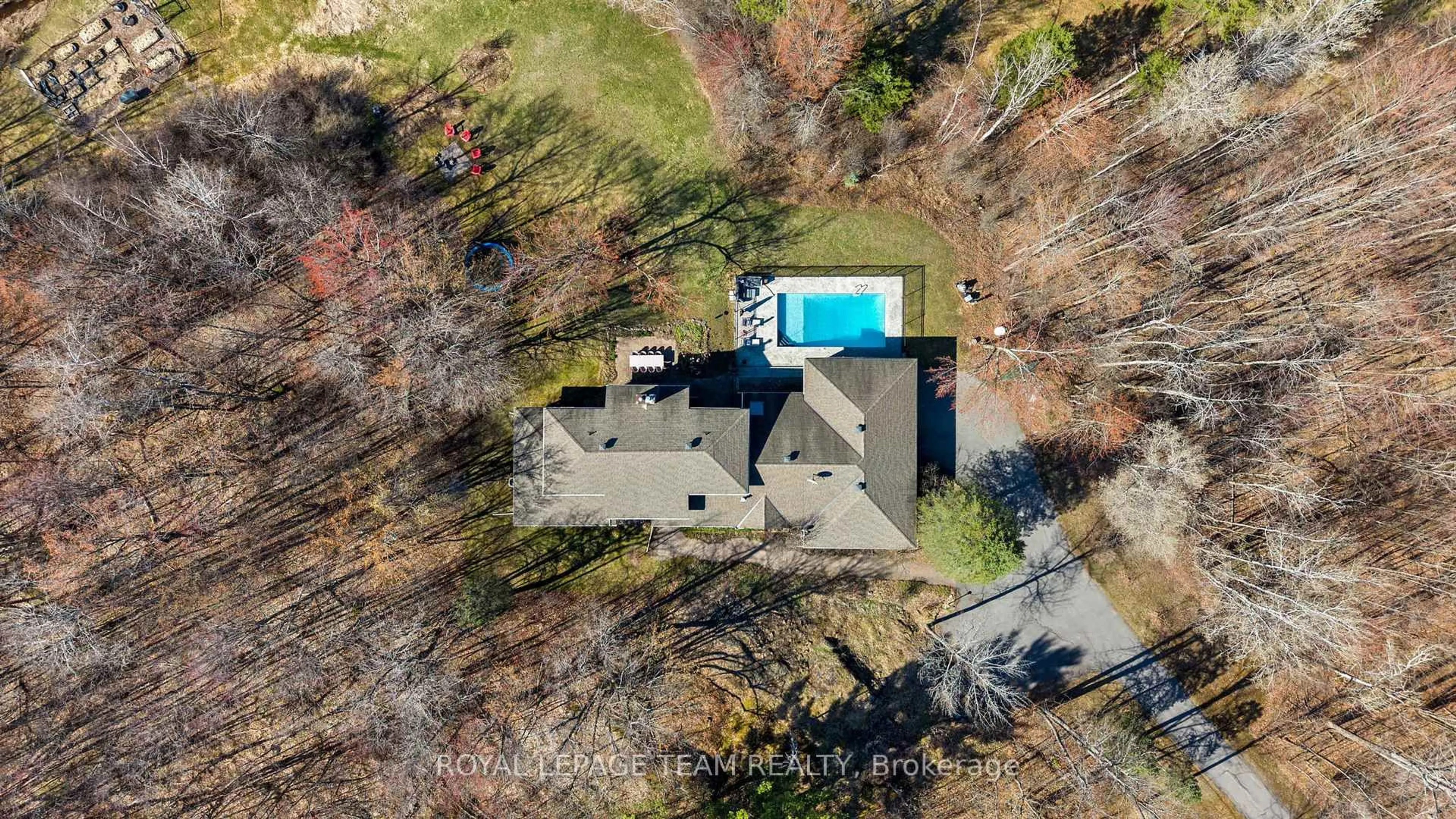 A pic from outside/outdoor area/front of a property/back of a property/a pic from drone, unknown for 278 John Aselford Dr, Ottawa Ontario K2W 1A8