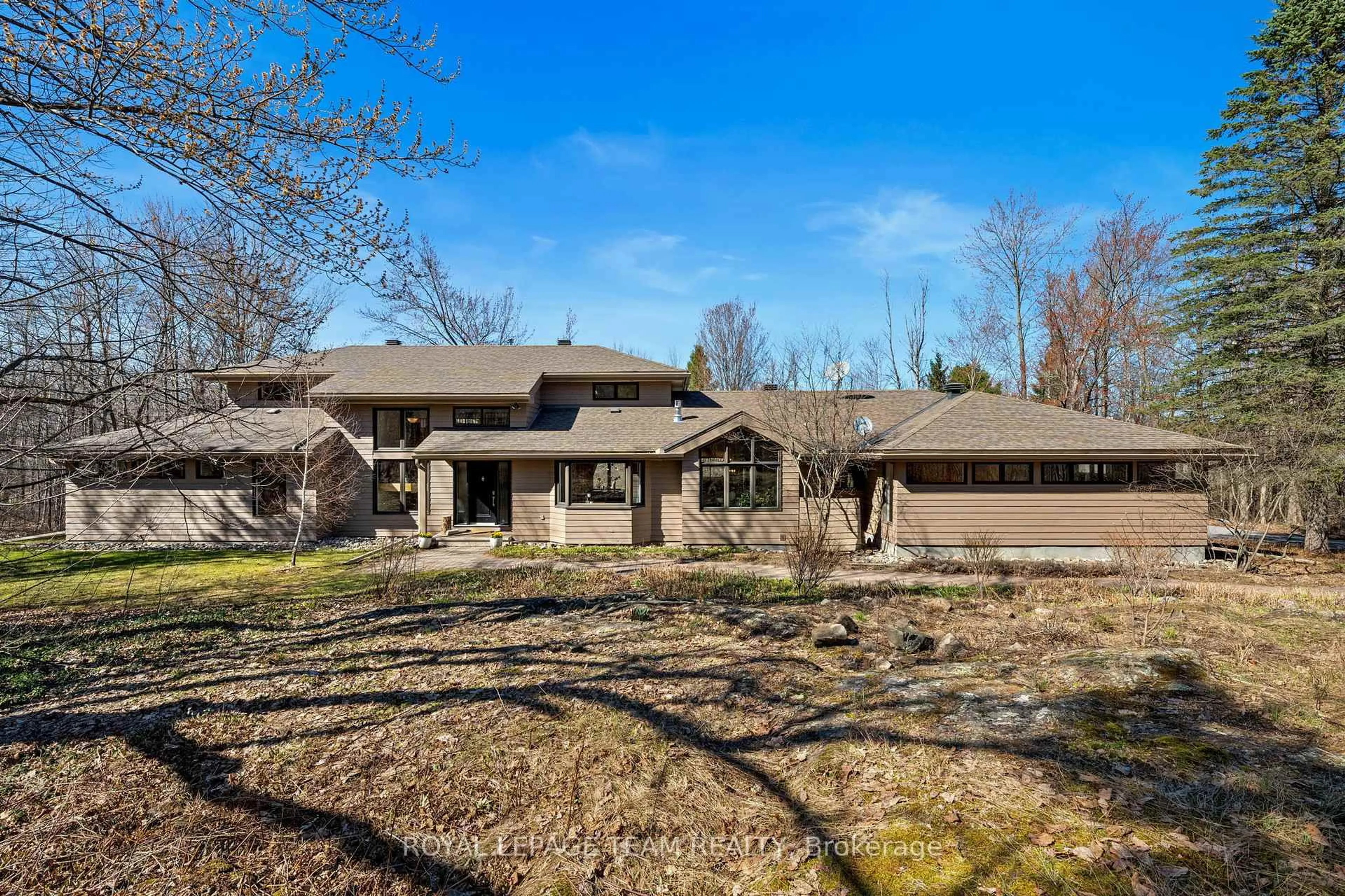 A pic from outside/outdoor area/front of a property/back of a property/a pic from drone, unknown for 278 John Aselford Dr, Ottawa Ontario K2W 1A8