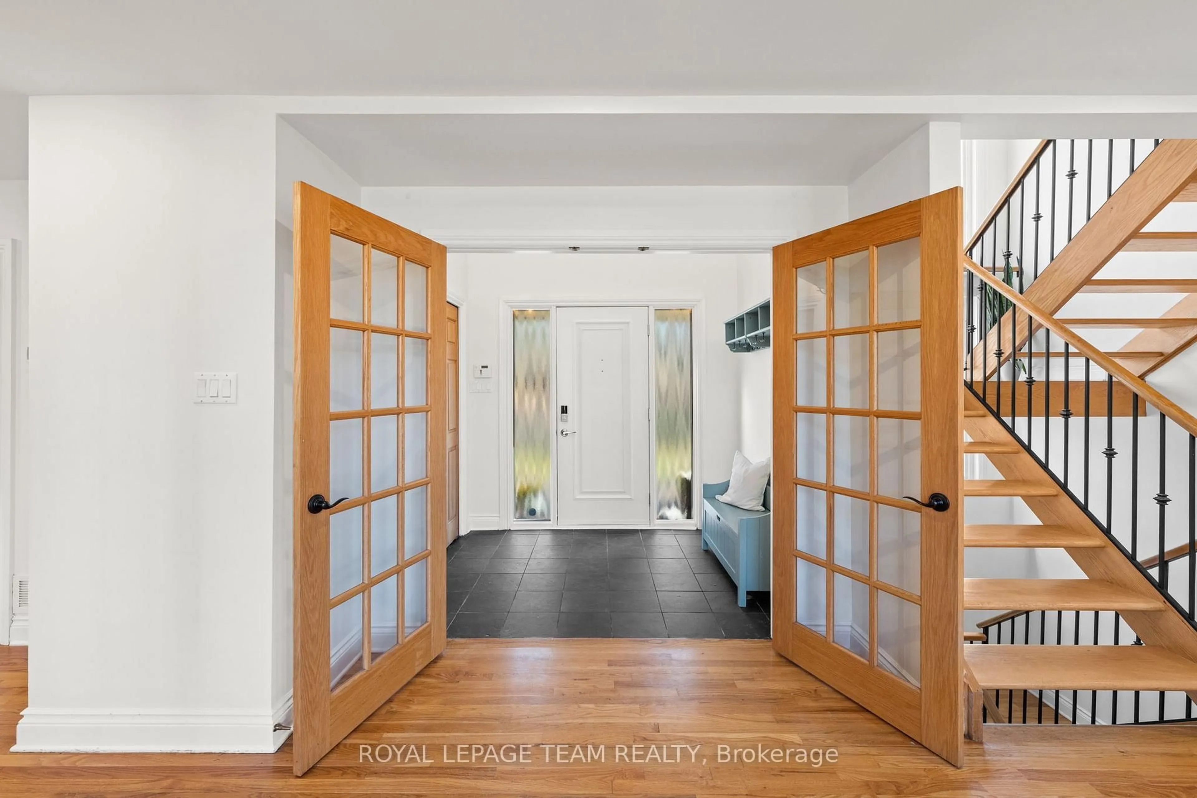 Indoor entryway for 278 John Aselford Dr, Ottawa Ontario K2W 1A8