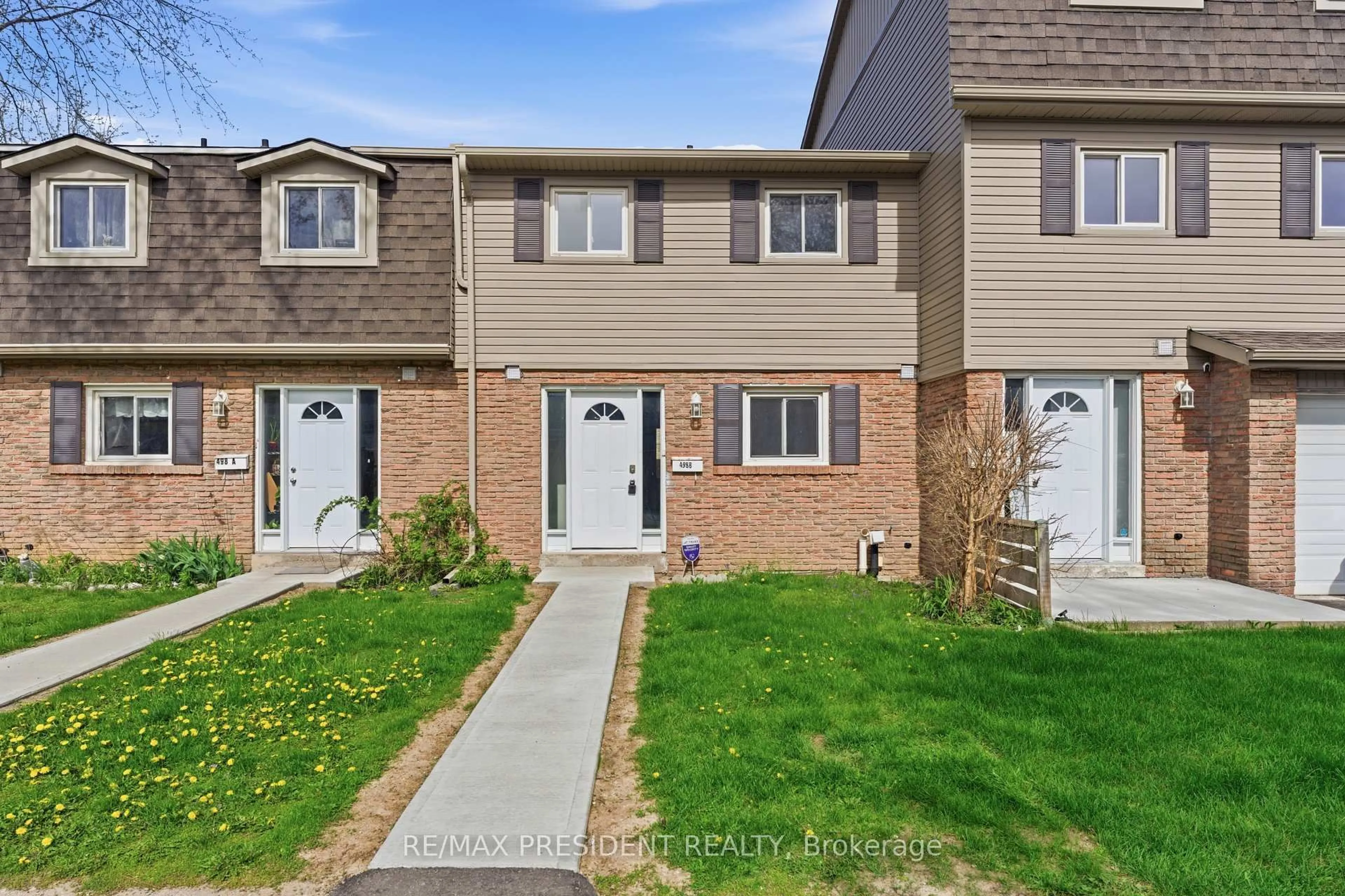 A pic from outside/outdoor area/front of a property/back of a property/a pic from drone, street for 498 B Grey St, Brantford Ontario N3S 7L4