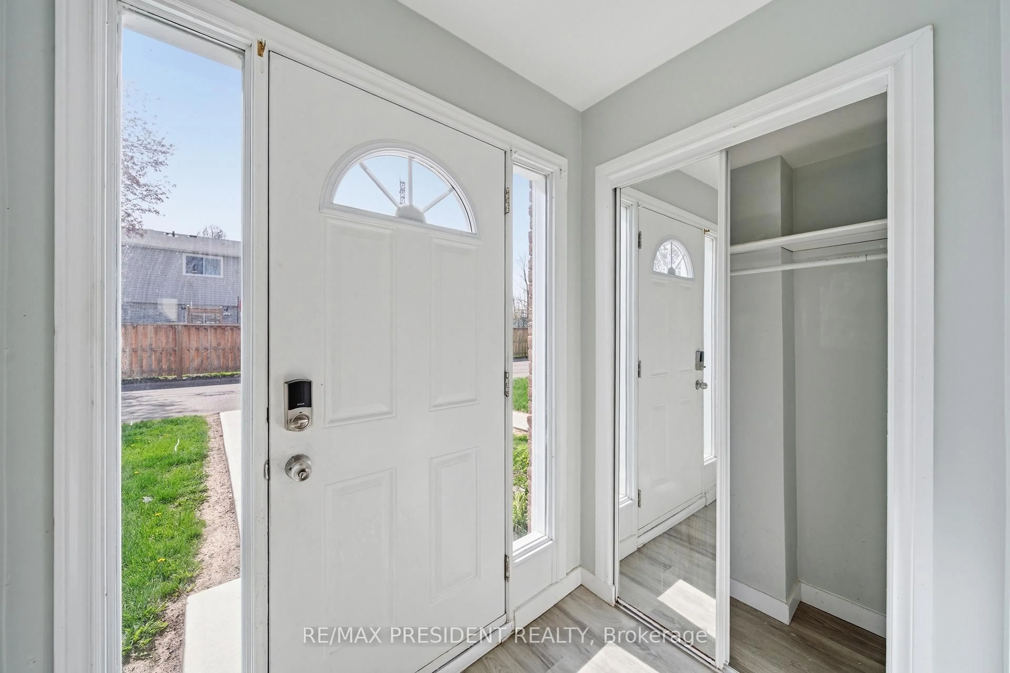 Indoor entryway for 498 B Grey St, Brantford Ontario N3S 7L4