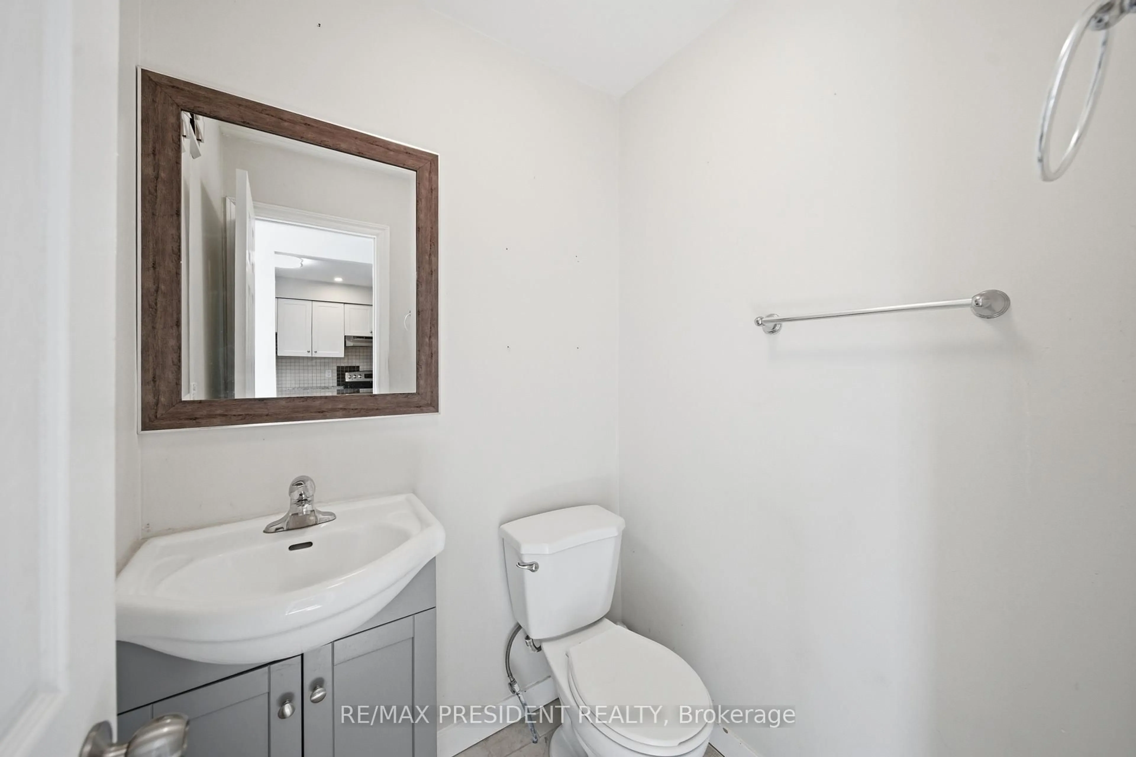 Standard bathroom, unknown for 498 B Grey St, Brantford Ontario N3S 7L4
