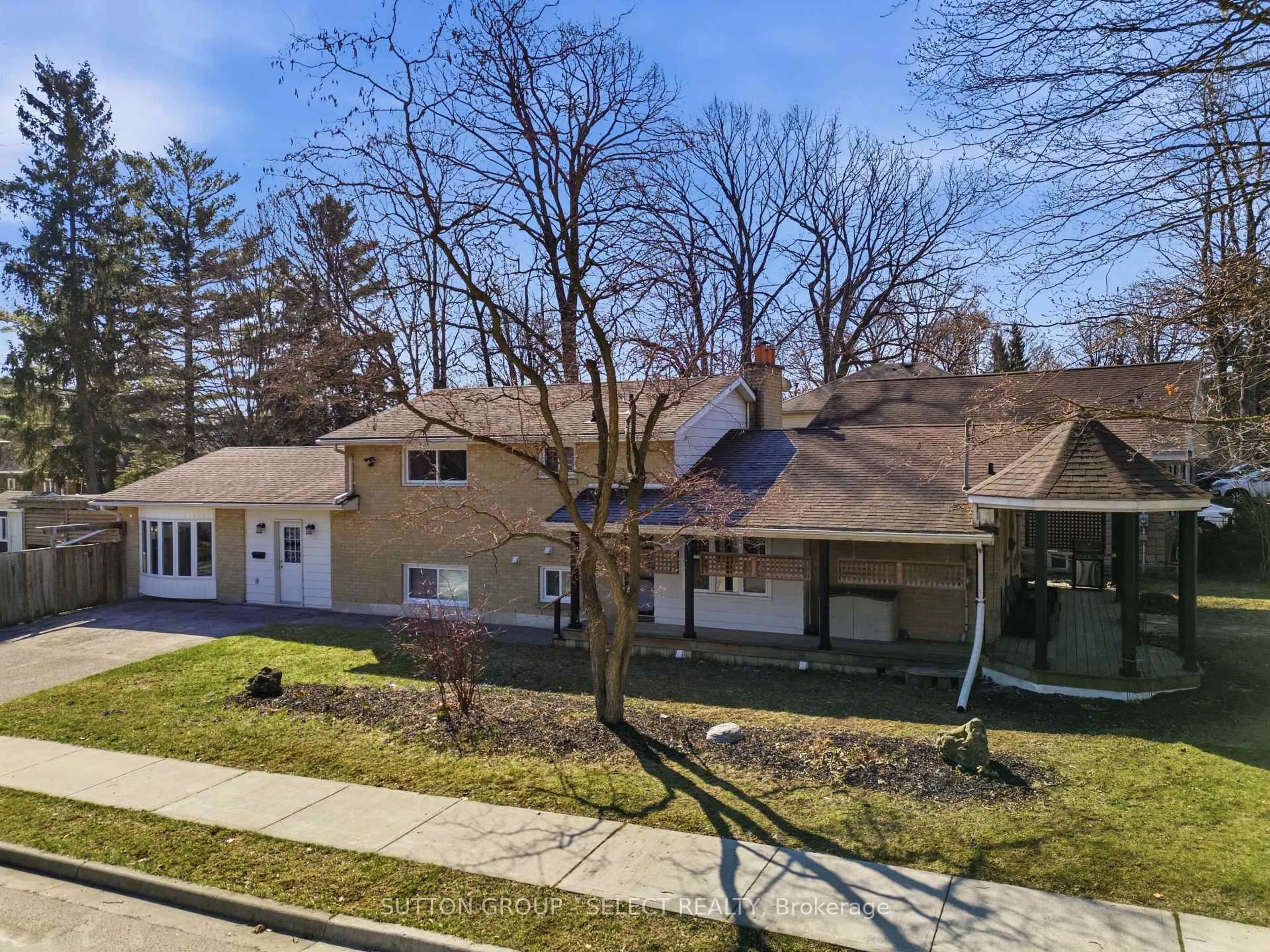 A pic from outside/outdoor area/front of a property/back of a property/a pic from drone, street for 45 Upper Ave, London North Ontario N6H 2L5