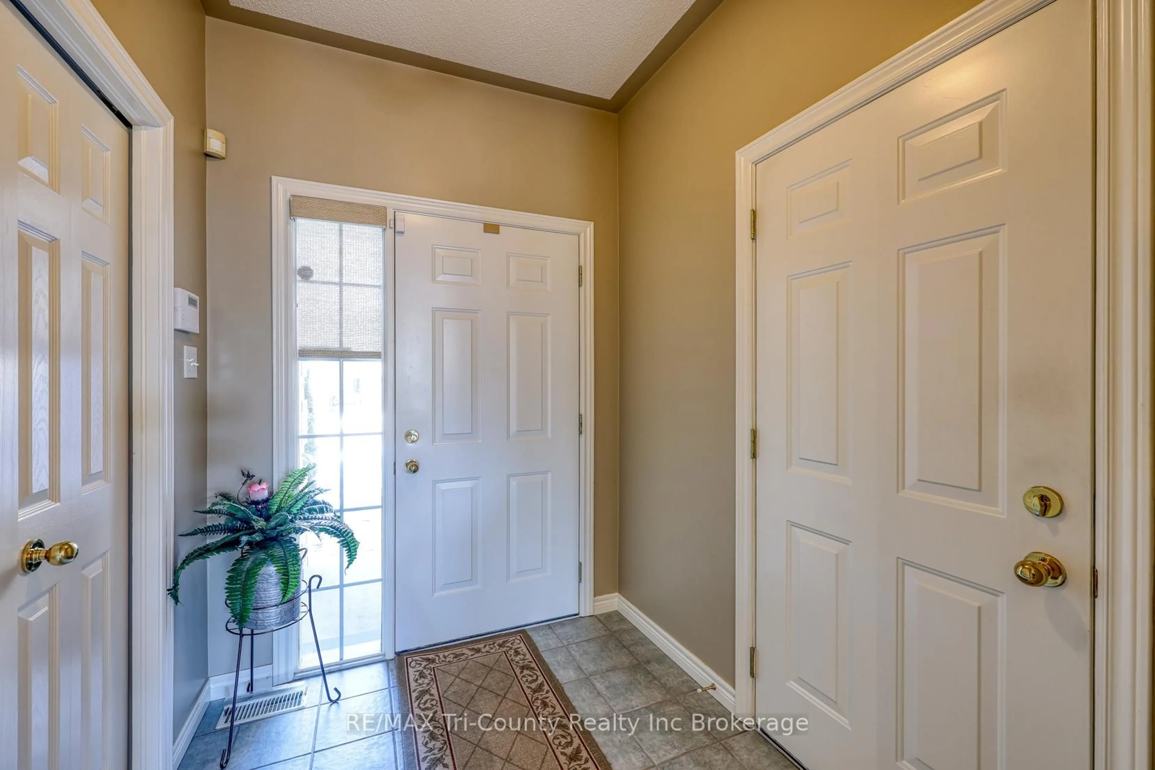Indoor entryway for 87 King St #Unit 5, Tillsonburg Ontario N4G 5V1