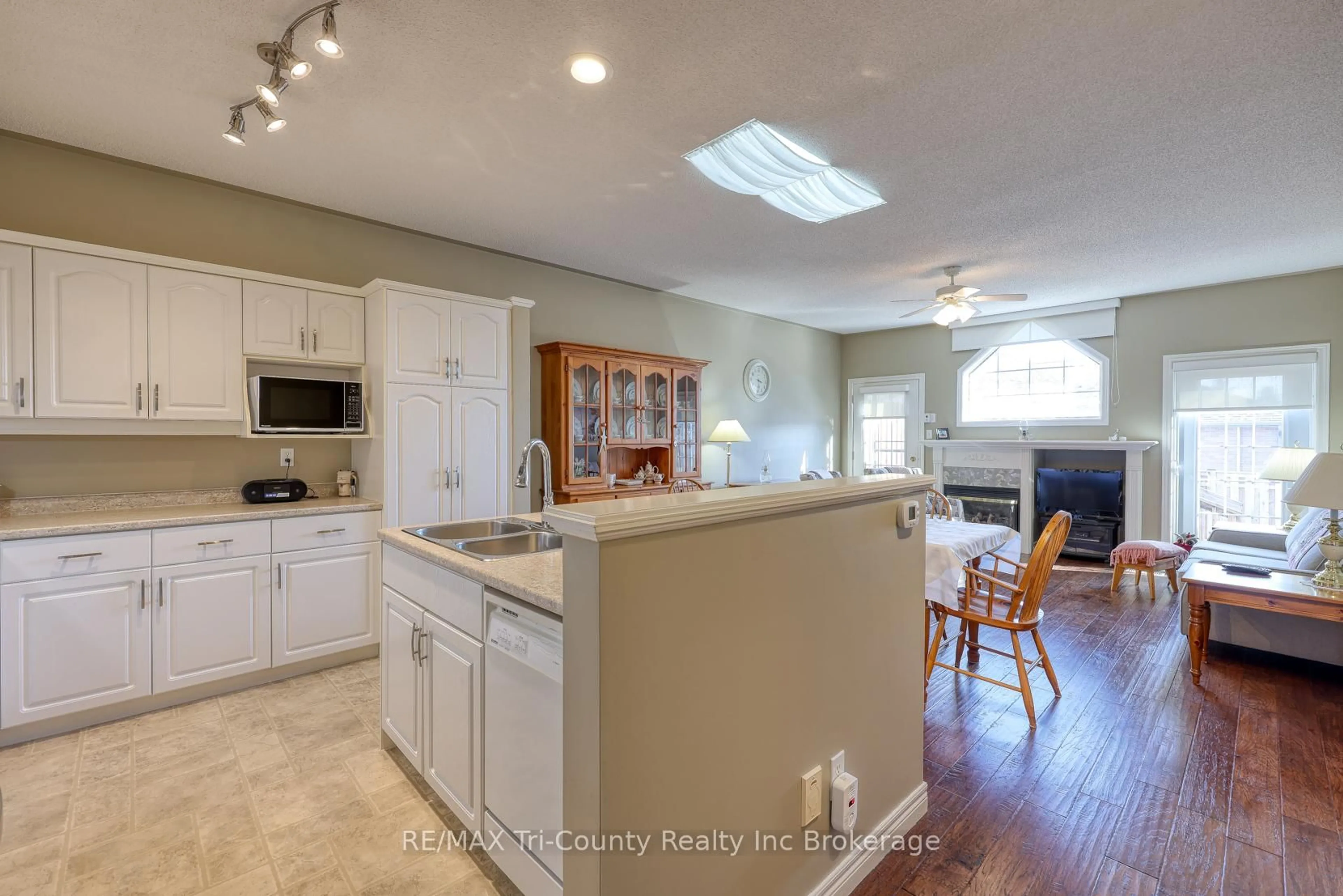Open concept kitchen, ceramic/tile floor for 87 King St #Unit 5, Tillsonburg Ontario N4G 5V1