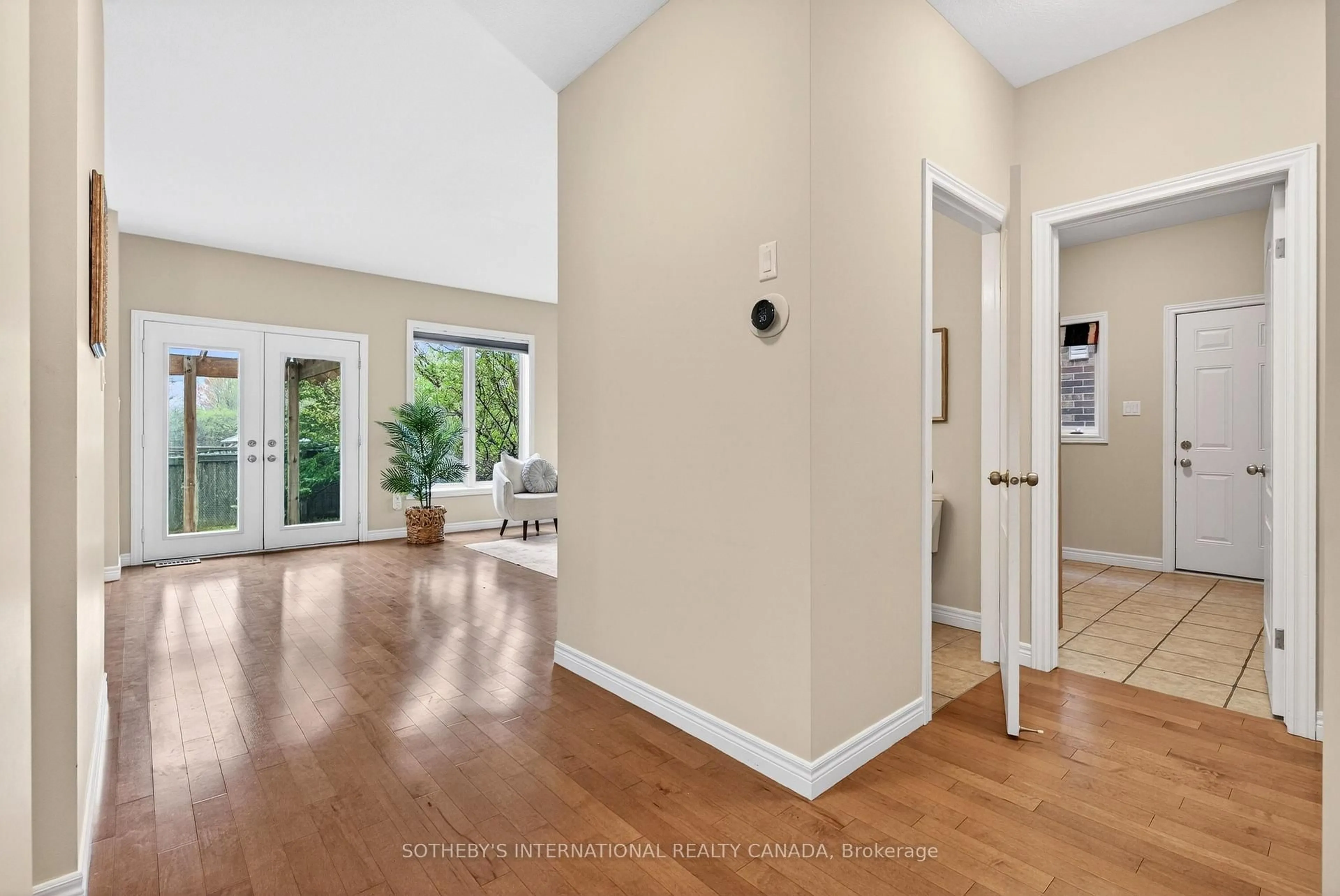 Indoor entryway for 40 Maplevale Dr, Hamilton Ontario L9G 0C5