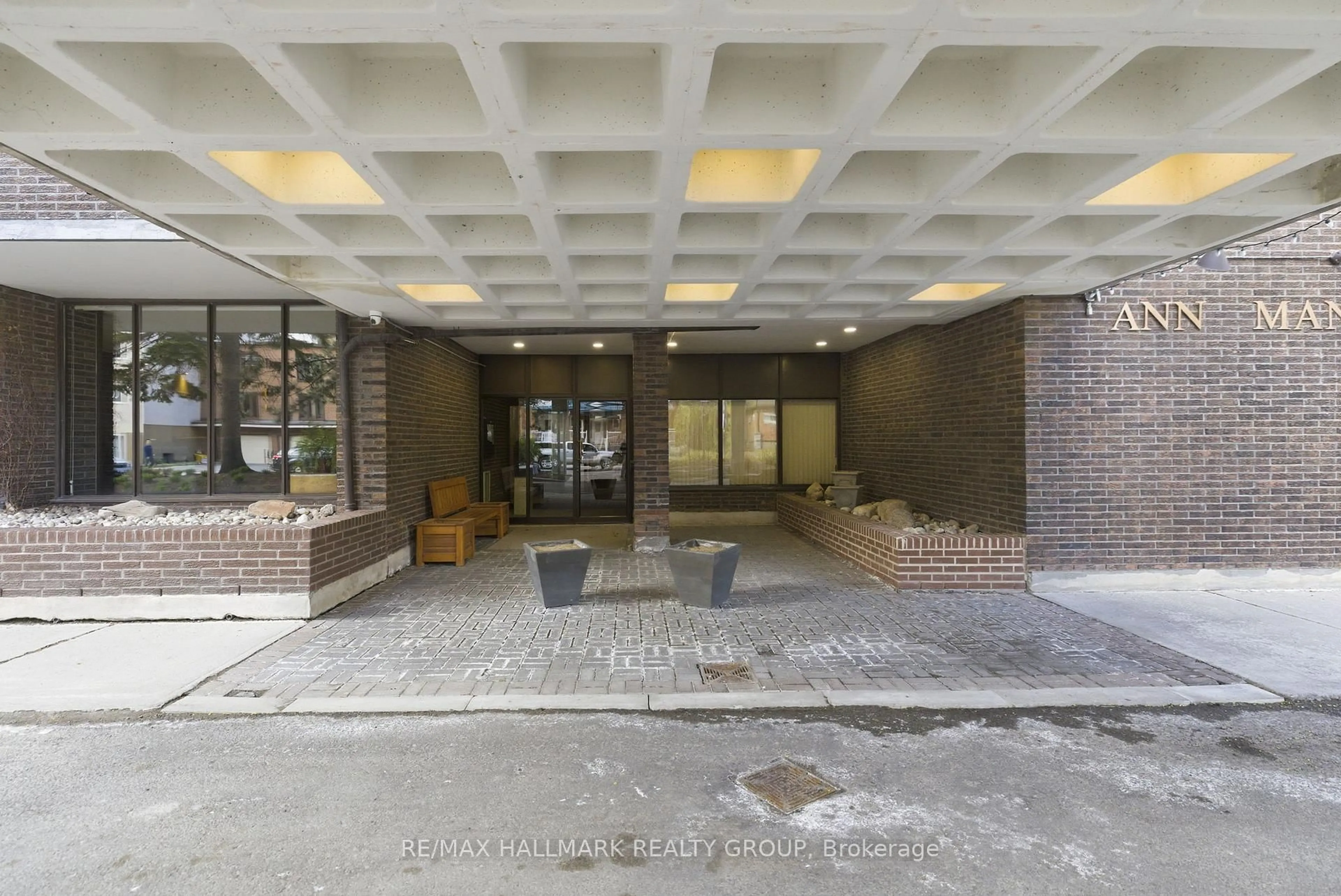 Lobby for 71 Somerset St #2003, Ottawa Ontario K2P 2G2