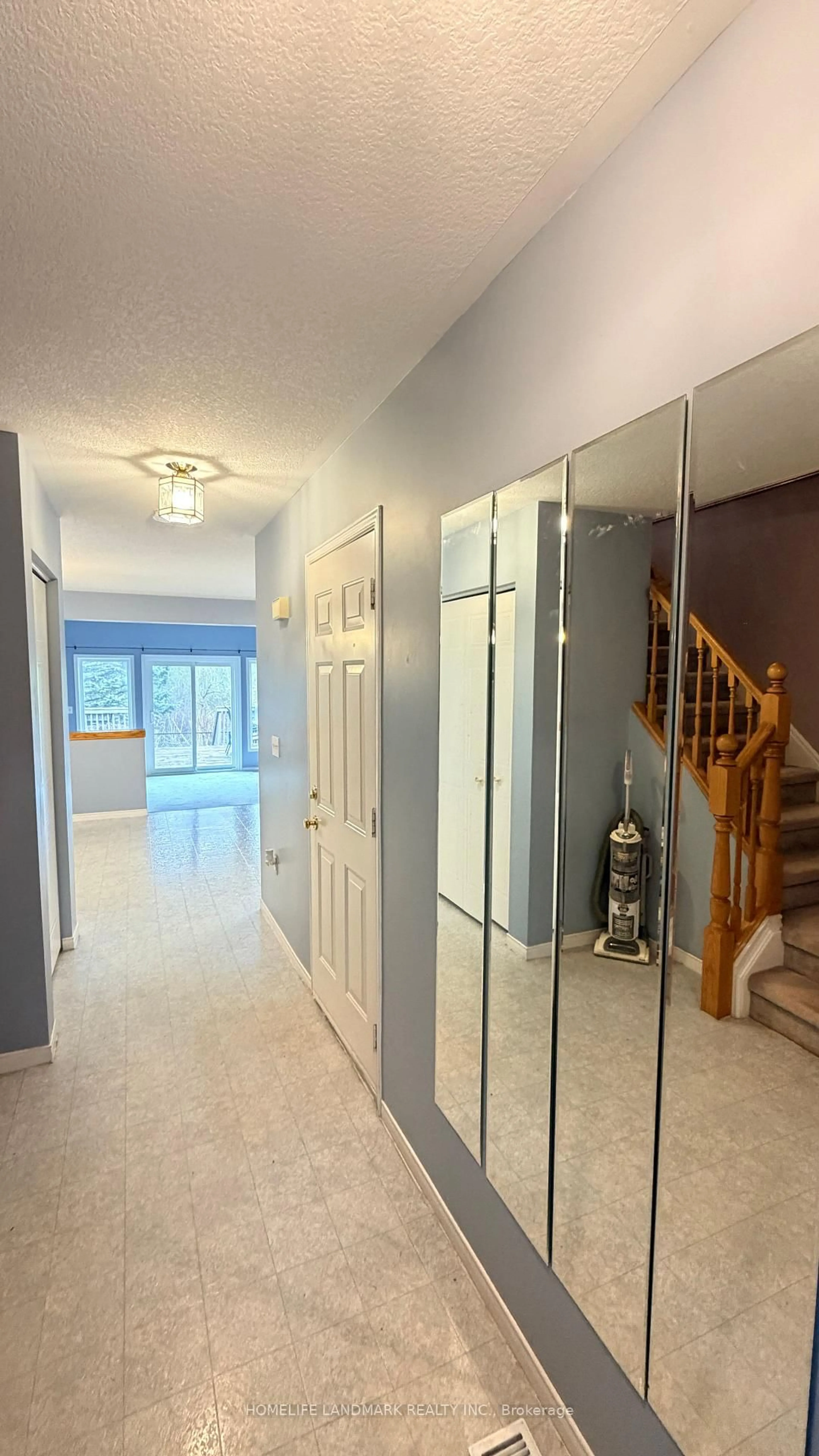 Indoor foyer for 257 Pineland Pl, Waterloo Ontario N2T 2S4