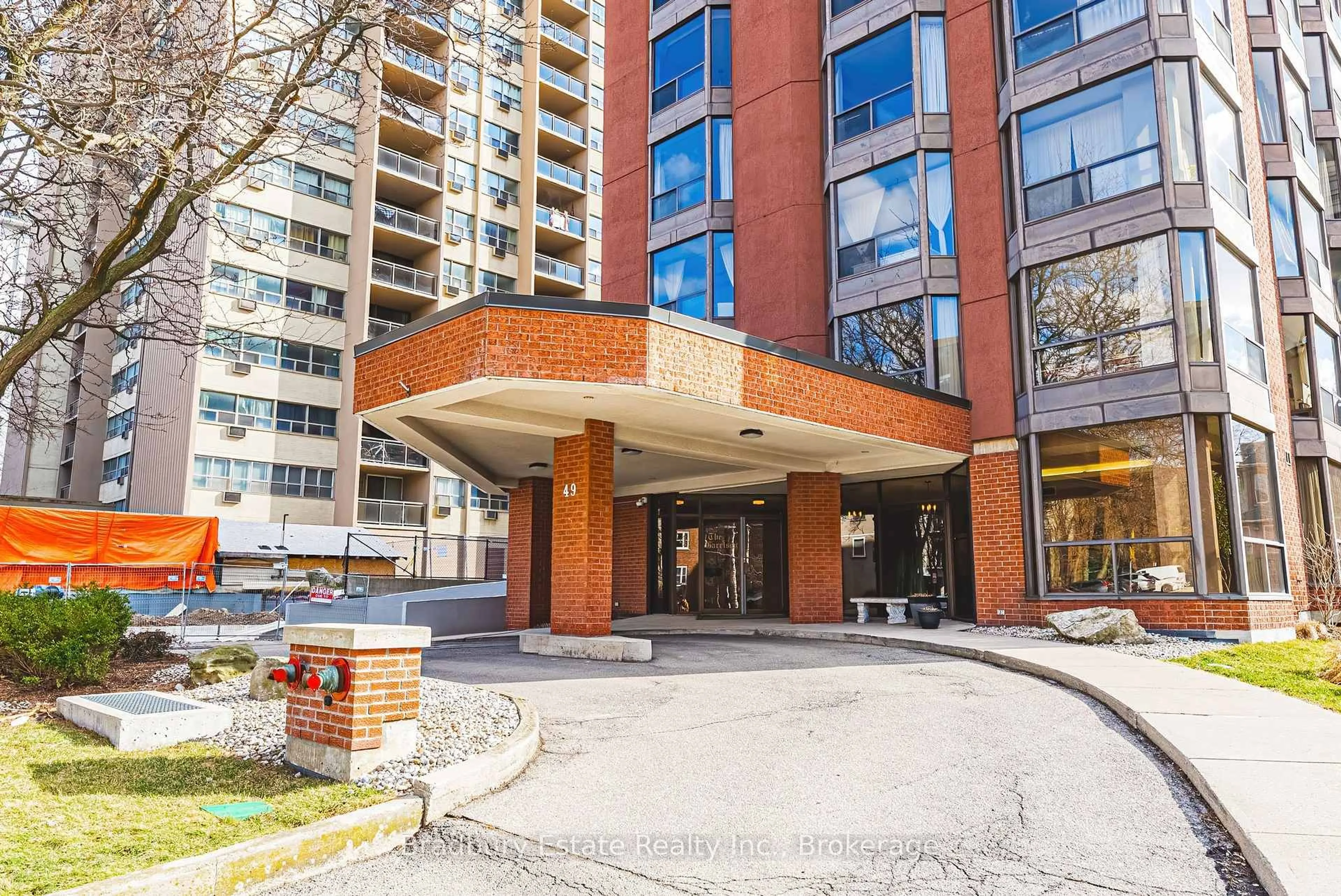 Indoor foyer for 49 Robinson St #200, Hamilton Ontario L8P 1Y7