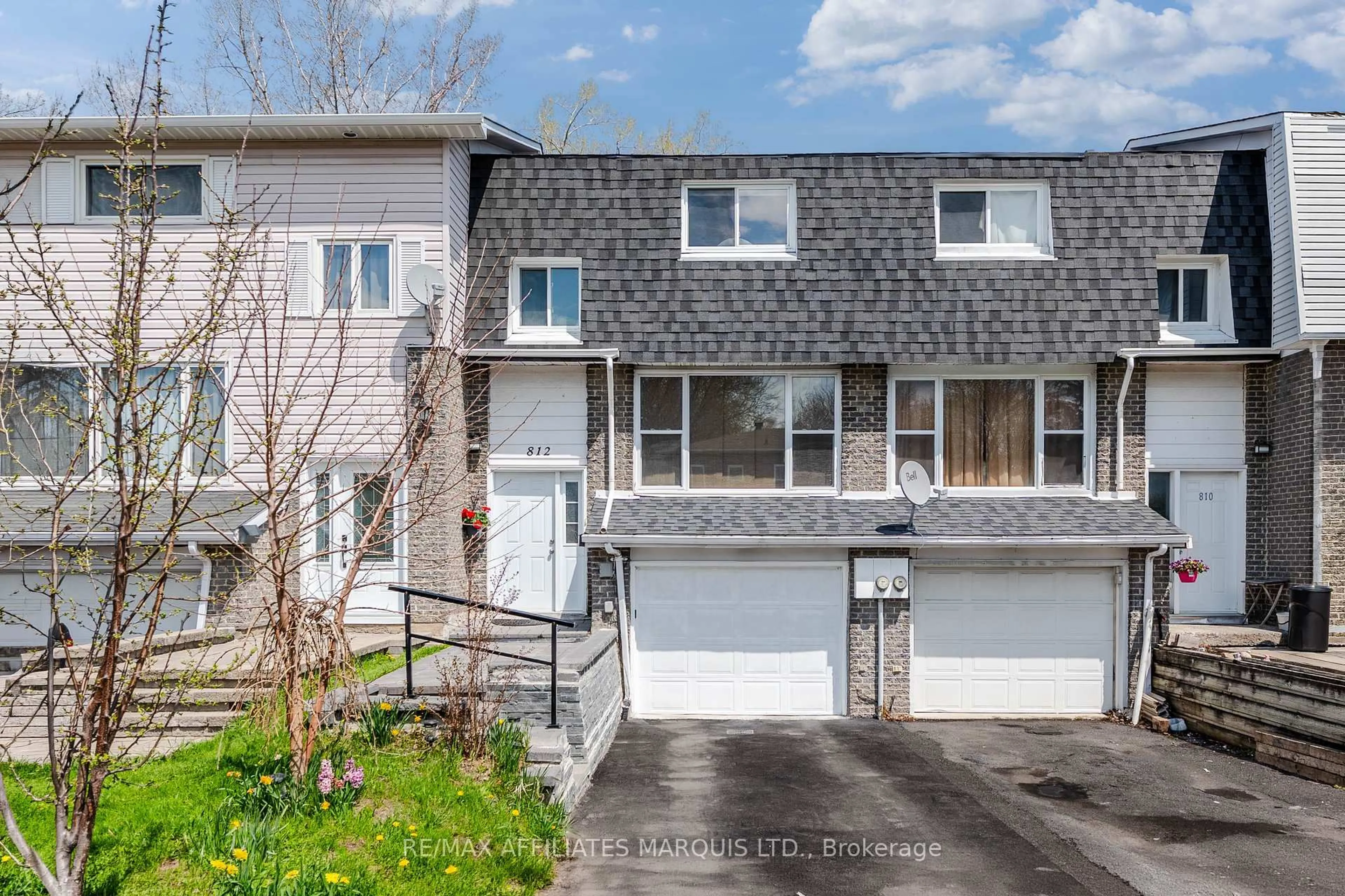 Home with vinyl exterior material, street for 812 Glengarry Blvd, Cornwall Ontario K6H 6E7