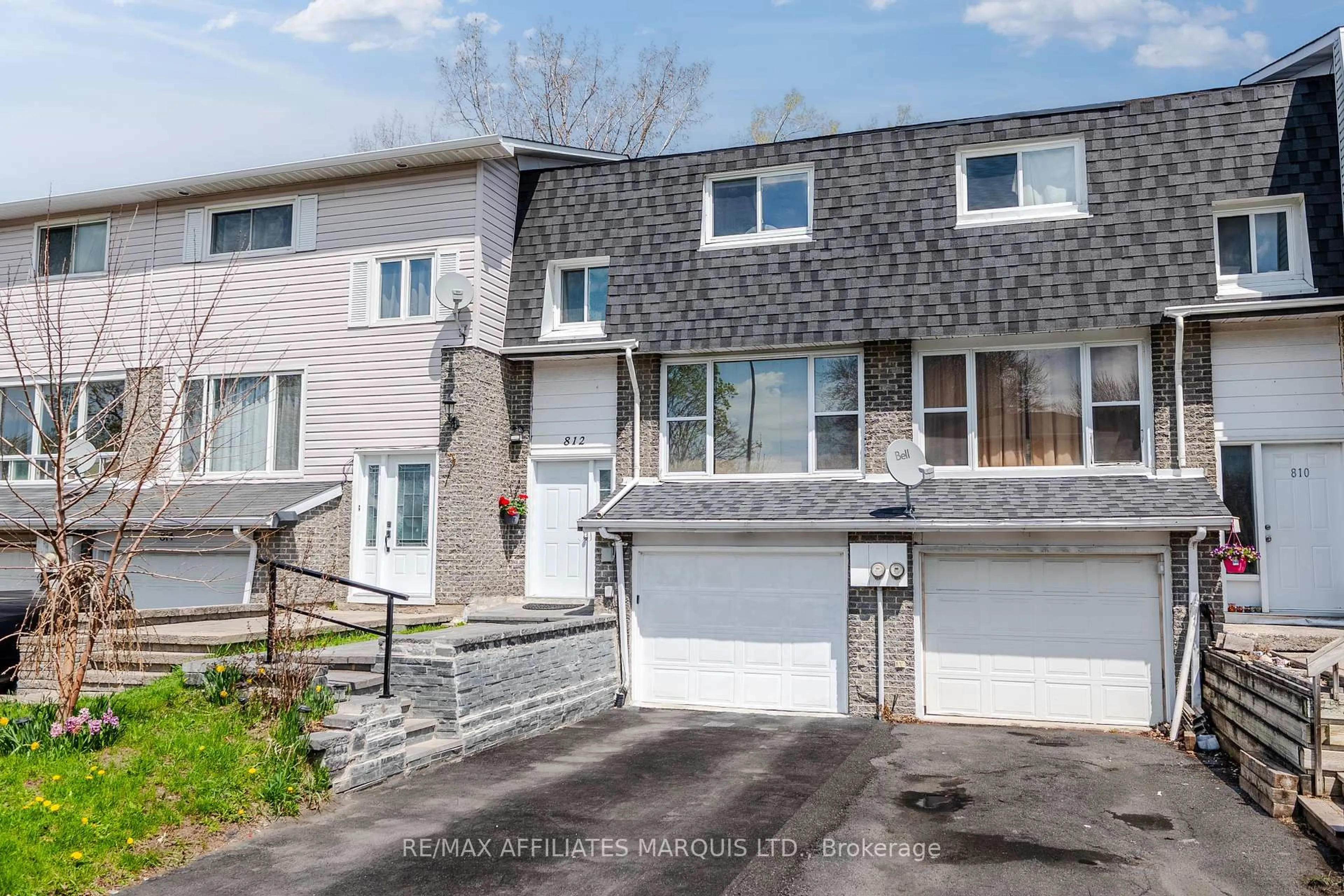 A pic from outside/outdoor area/front of a property/back of a property/a pic from drone, street for 812 Glengarry Blvd, Cornwall Ontario K6H 6E7