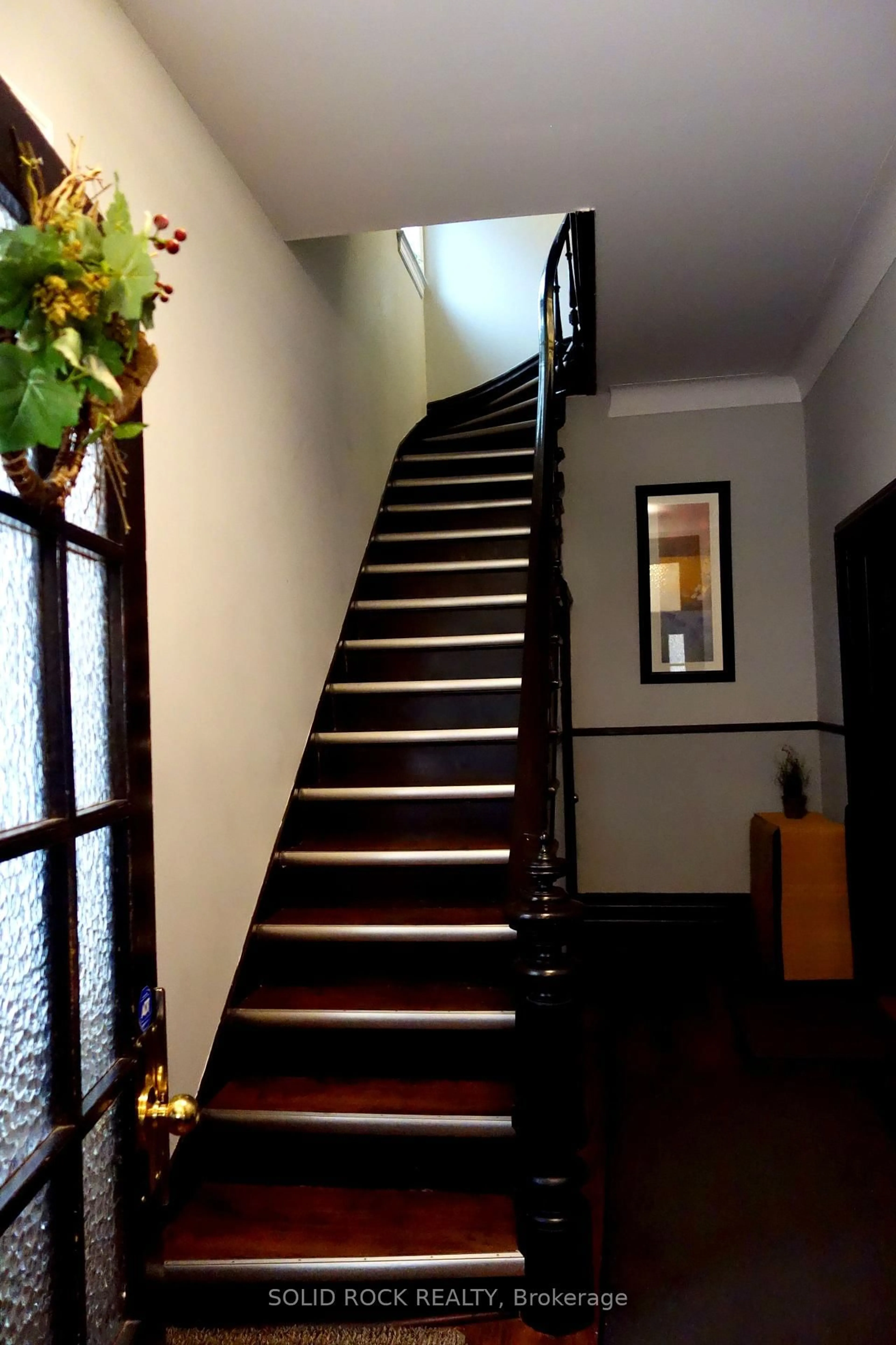 Indoor foyer for 289 Wilbrod St, Ottawa Ontario K1N 6M3