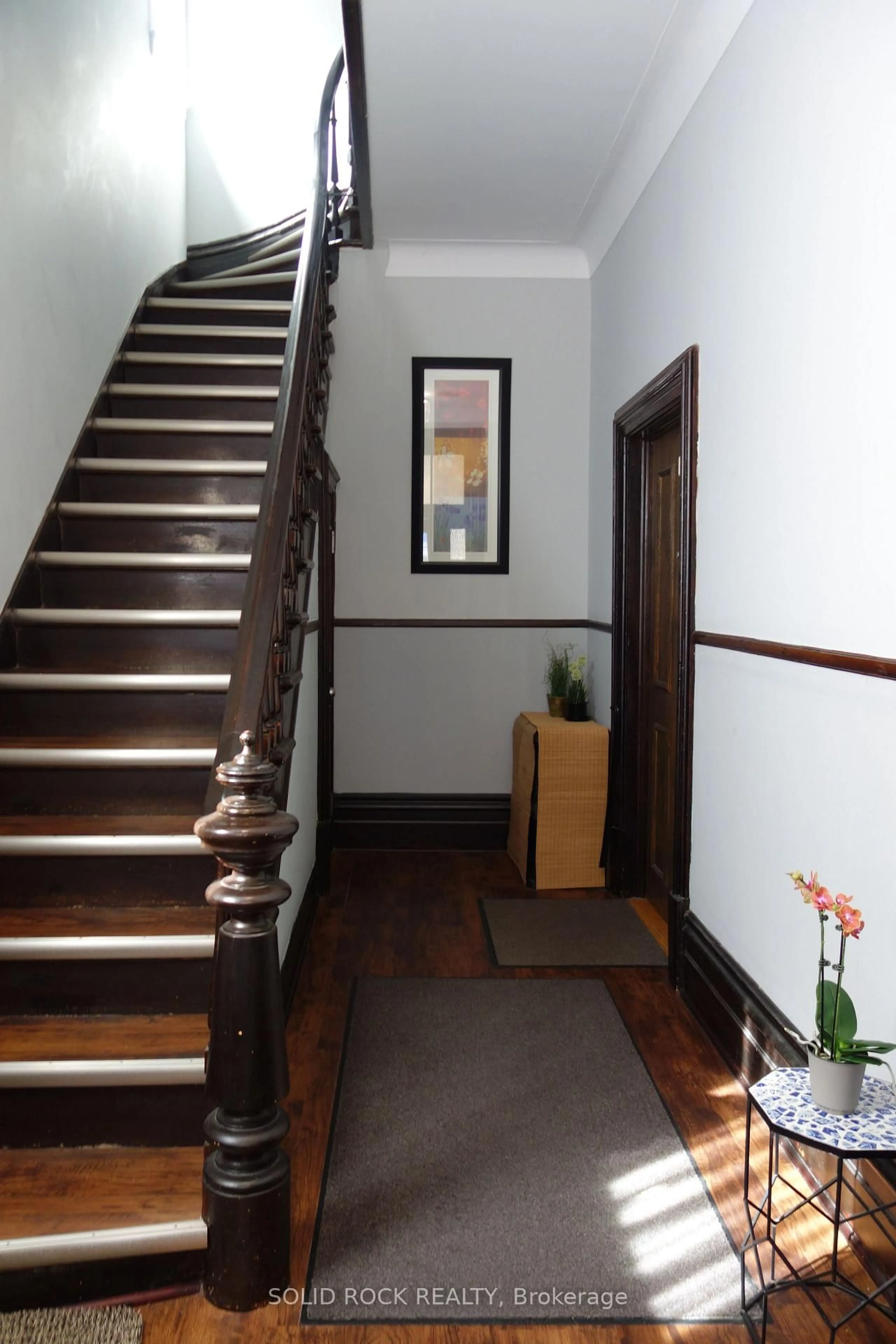 Indoor foyer for 289 Wilbrod St, Ottawa Ontario K1N 6M3