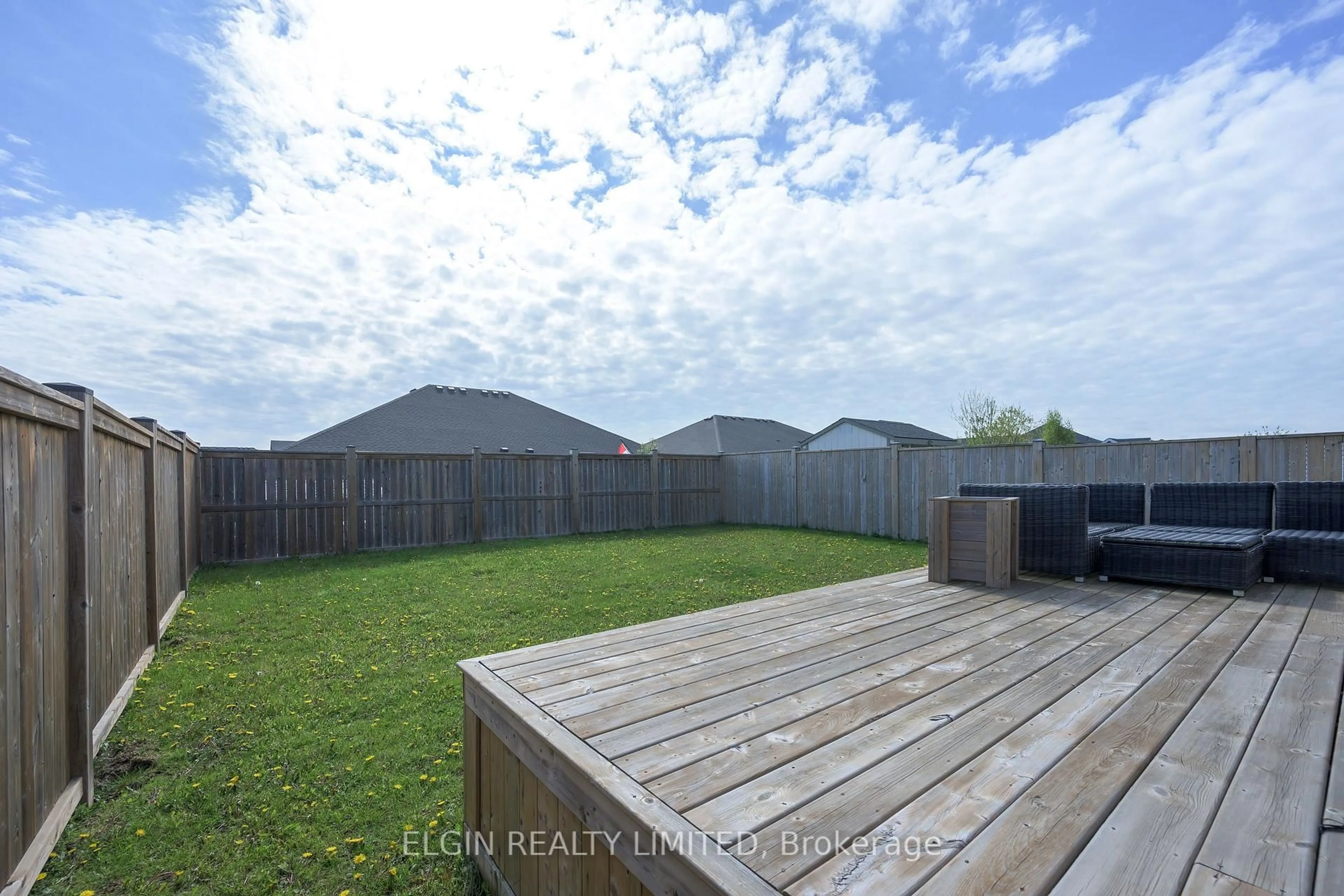 A pic from outside/outdoor area/front of a property/back of a property/a pic from drone, water/lake/river/ocean view for 9 Ashberry Pl, St. Thomas Ontario N5R 0H7