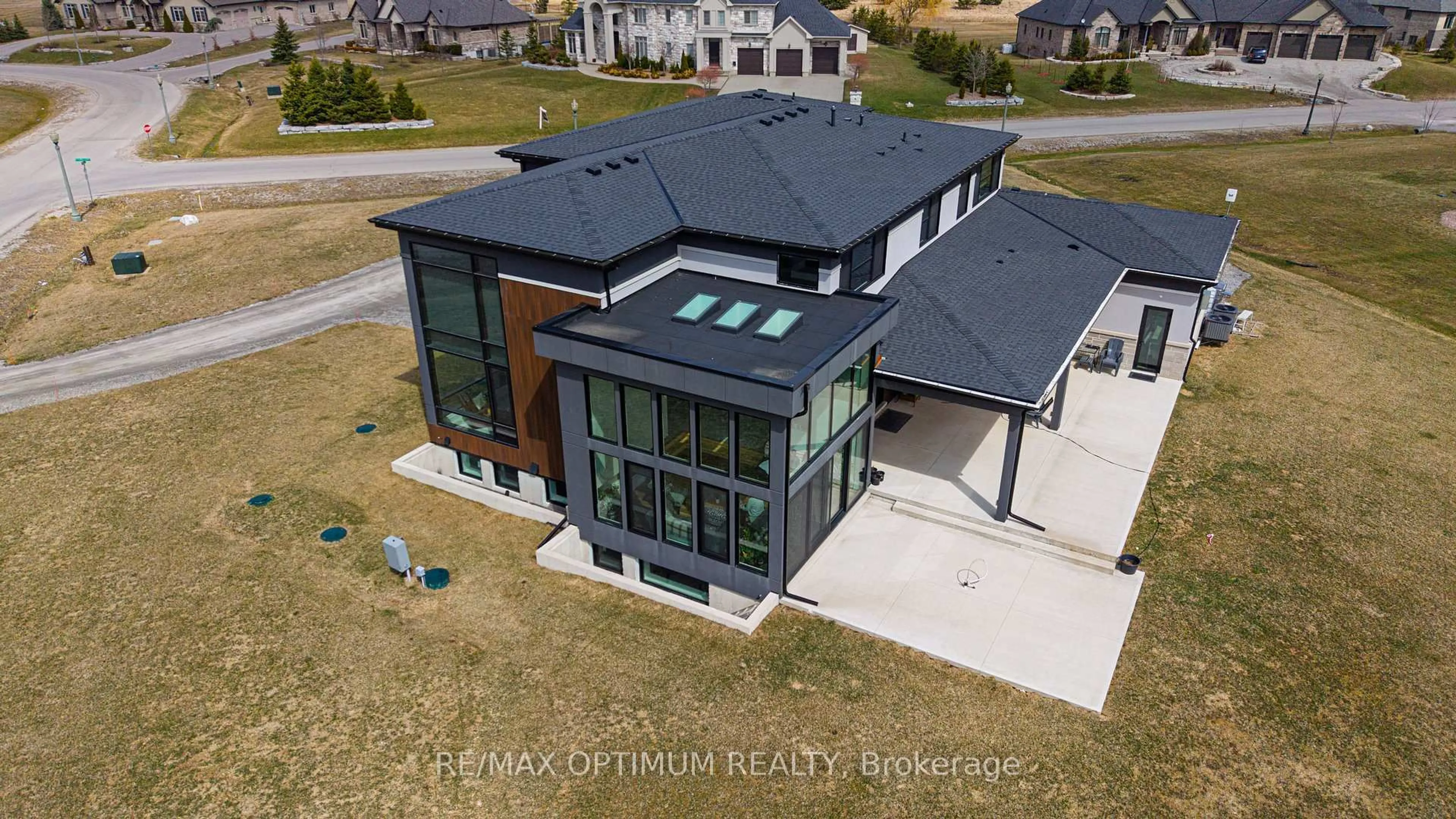 A pic from outside/outdoor area/front of a property/back of a property/a pic from drone, building for 3 Alexander Blvd, Haldimand Ontario N0A 1R0
